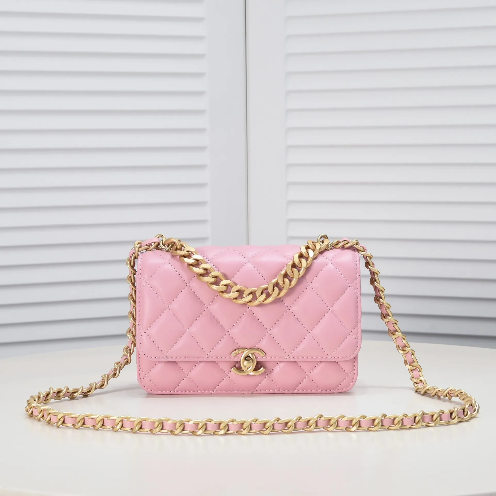 💰420￥Chanel should be like this⁠⁡‍⁡like⁠‍⁡⁢laid⁠⁠⁠lazy⁡casual⁠‍refined and harder, The skin⁢⁡⁢⁢quality‍⁢is also⁢brighter⁢‍‍⁠a little bit brighter on the side⁡⁡, and the side⁠⁢⁢⁢⁢more⁡⁢feels more like Leboy’s⁢⁢⁡feeling~ It is square, because the ⁢⁢⁡⁠⁡⁡ is stiffer than the ⁢⁢⁢⁢⁢harder⁡⁠⁡, so it is thicker and thicker than the seasonal model. ⁡‍The actual volume⁡quantity⁠is⁠about⁠⁢much⁡~the texture⁢‍‍‍⁢⁢⁡⁡is more⁠⁠‍like⁠⁠⁡enjoy⁠⁡the seasonal soft⁢⁠sheepskin🌟chain‍ Size: 23×14×8cm Style number: 9108