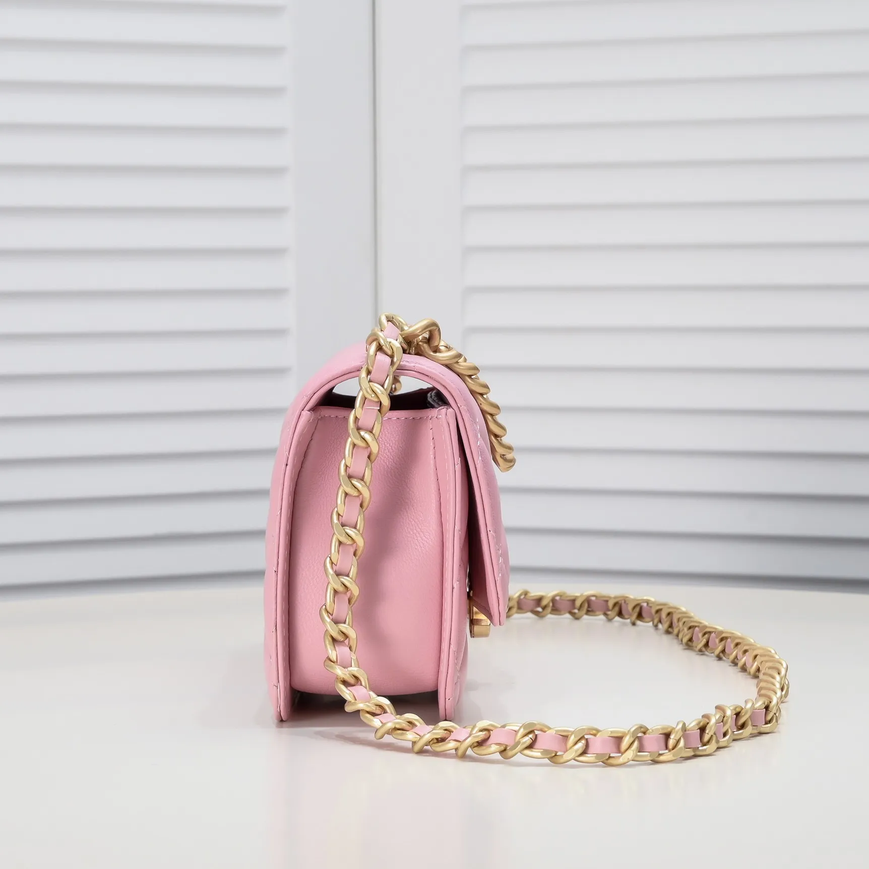 💰420￥Chanel should be like this⁠⁡‍⁡like⁠‍⁡⁢laid⁠⁠⁠lazy⁡casual⁠‍refined and harder, The skin⁢⁡⁢⁢quality‍⁢is also⁢brighter⁢‍‍⁠a little bit brighter on the side⁡⁡, and the side⁠⁢⁢⁢⁢more⁡⁢feels more like Leboy’s⁢⁢⁡feeling~ It is square, because the ⁢⁢⁡⁠⁡⁡ is stiffer than the ⁢⁢⁢⁢⁢harder⁡⁠⁡, so it is thicker and thicker than the seasonal model. ⁡‍The actual volume⁡quantity⁠is⁠about⁠⁢much⁡~the texture⁢‍‍‍⁢⁢⁡⁡is more⁠⁠‍like⁠⁠⁡enjoy⁠⁡the seasonal soft⁢⁠sheepskin🌟chain‍ Size: 23×14×8cm Style number: 9108