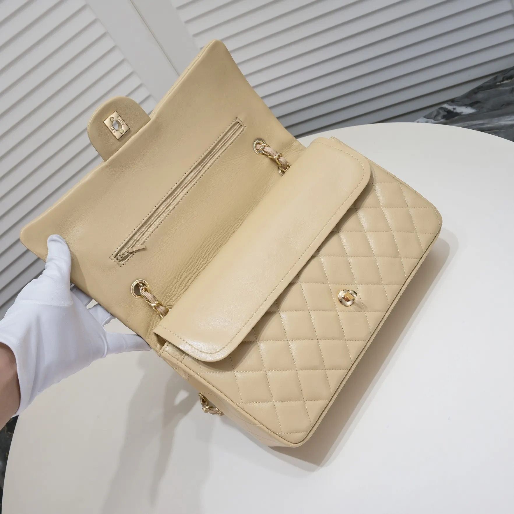 💰460￥Apricot [color] Chanel [color] century classic, carefully crafted with exquisite workmanship of every stitch and thread, imported sheepskin with original hardware, full rhombus 💯The shape of the whole bag is particularly perfect in softness 👍👍😔😔Classic and irresistible, size: 30X18X8cm, style number: 1113