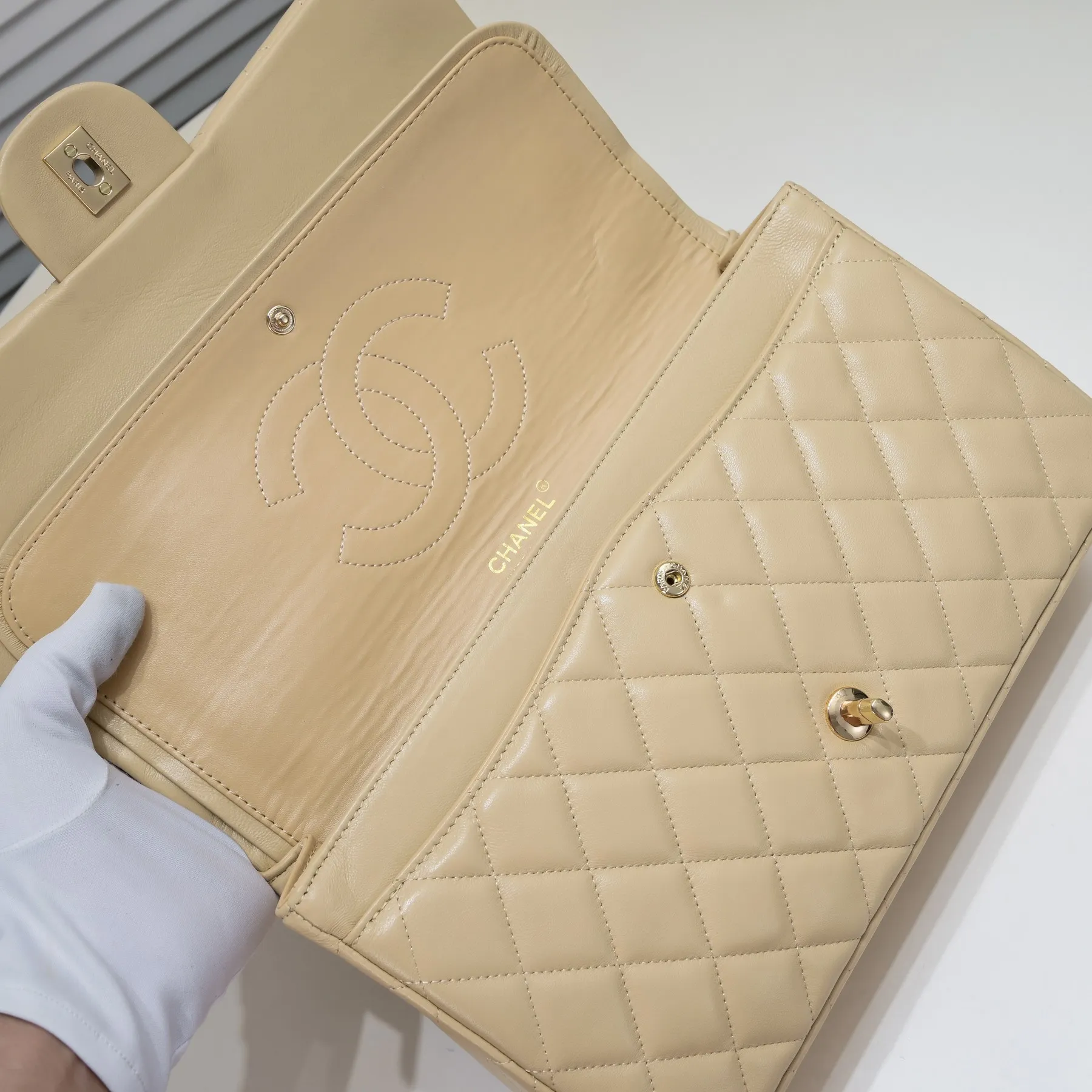 💰460￥Apricot [color] Chanel [color] century classic, carefully crafted with exquisite workmanship of every stitch and thread, imported sheepskin with original hardware, full rhombus 💯The shape of the whole bag is particularly perfect in softness 👍👍😔😔Classic and irresistible, size: 30X18X8cm, style number: 1113