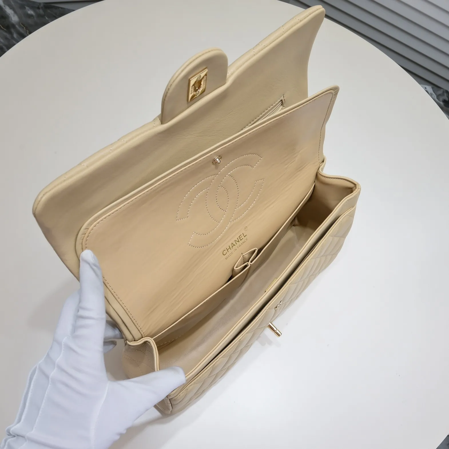 💰460￥Apricot [color] Chanel [color] century classic, carefully crafted with exquisite workmanship of every stitch and thread, imported sheepskin with original hardware, full rhombus 💯The shape of the whole bag is particularly perfect in softness 👍👍😔😔Classic and irresistible, size: 30X18X8cm, style number: 1113