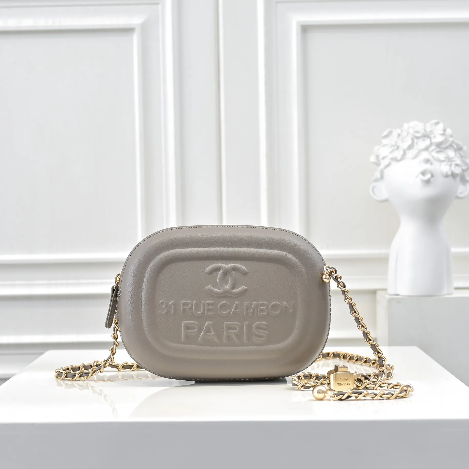 💰380￥CHANEL25C early spring vacation series. Gold fan camera bag. I love this one. The shape is the embossed character design style. I like the versatile object. It is really wow. It is so beautiful. It is a Xiangjia bag that looks small but can hold mobile phone keys, lipstick, powder, card, money, and is just the finishing touch to the whole body look. Size: 18x13cm, style number: 669
