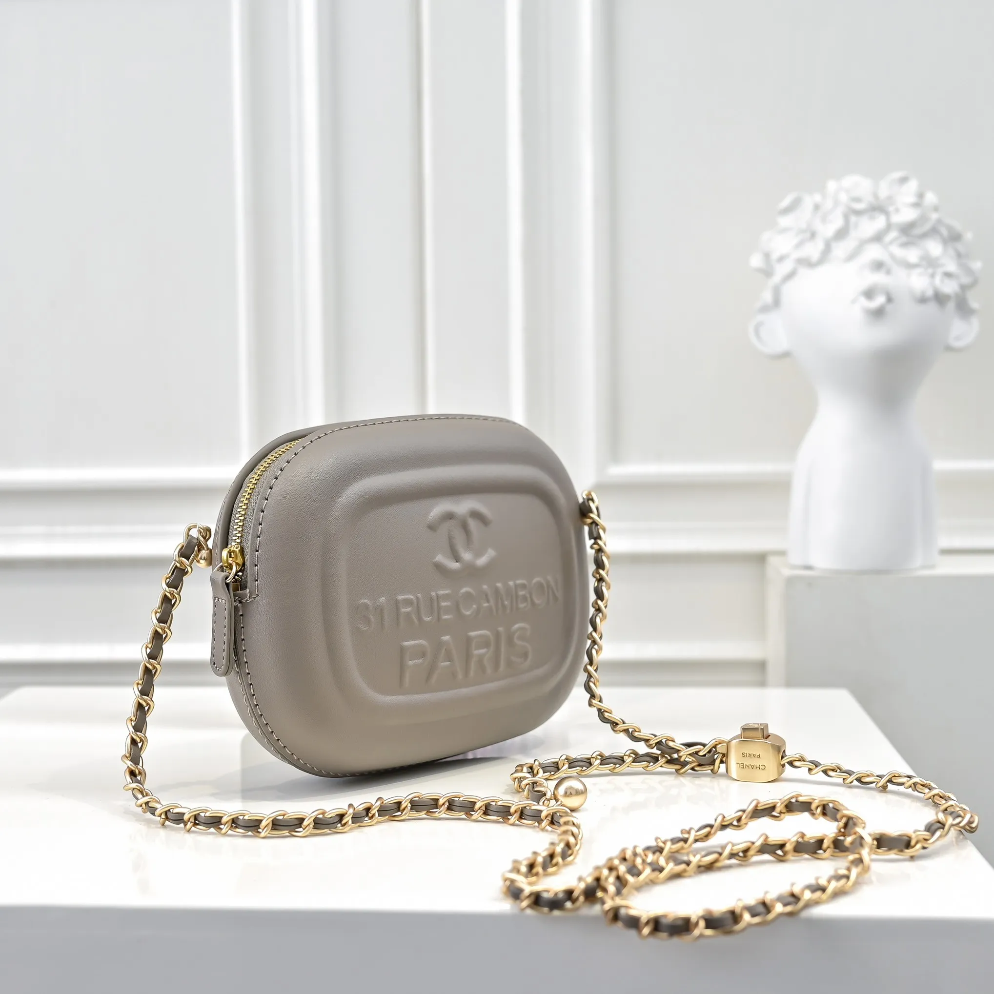 💰380￥CHANEL25C early spring vacation series. Gold fan camera bag. I love this one. The shape is the embossed character design style. I like the versatile object. It is really wow. It is so beautiful. It is a Xiangjia bag that looks small but can hold mobile phone keys, lipstick, powder, card, money, and is just the finishing touch to the whole body look. Size: 18x13cm, style number: 669