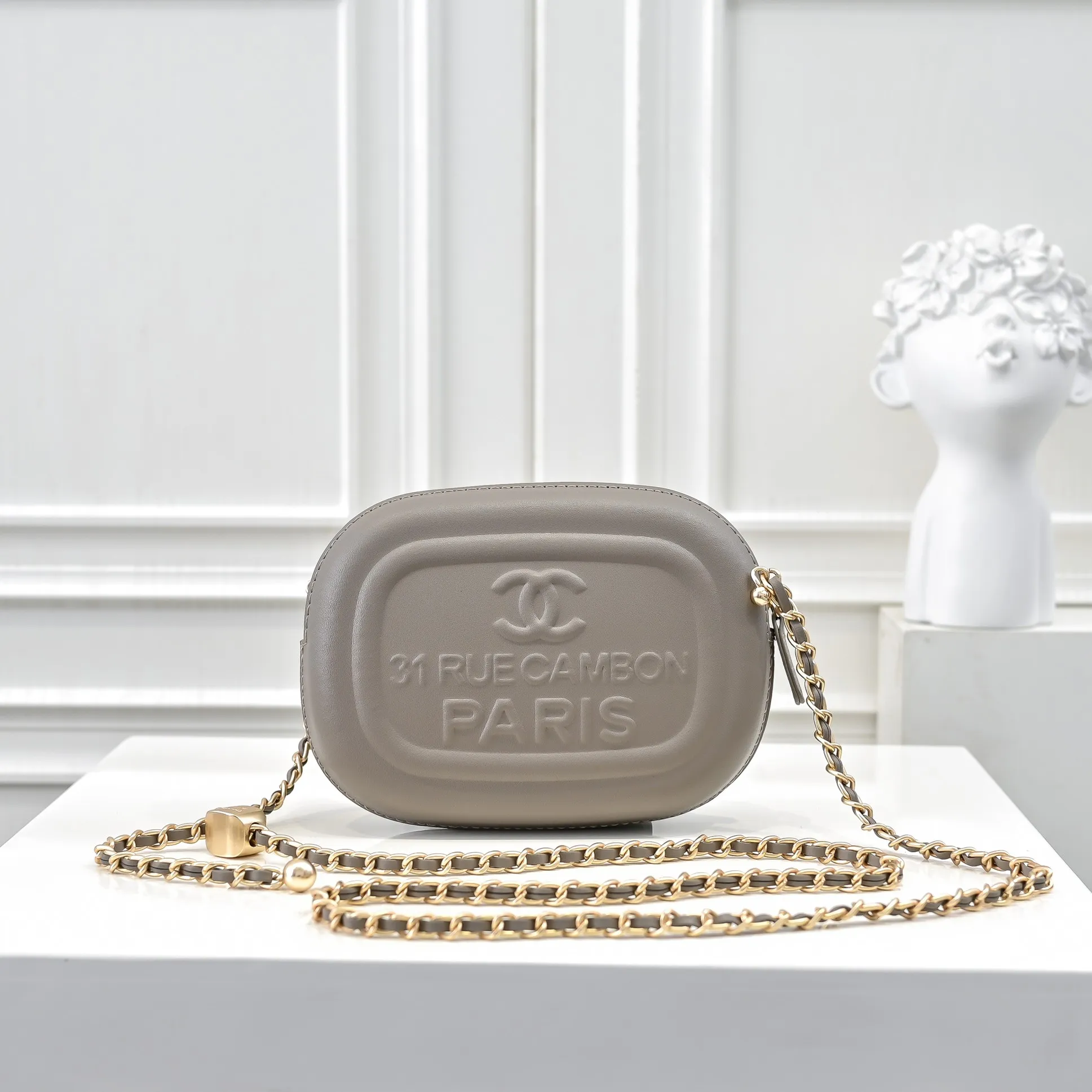 💰380￥CHANEL25C early spring vacation series. Gold fan camera bag. I love this one. The shape is the embossed character design style. I like the versatile object. It is really wow. It is so beautiful. It is a Xiangjia bag that looks small but can hold mobile phone keys, lipstick, powder, card, money, and is just the finishing touch to the whole body look. Size: 18x13cm, style number: 669