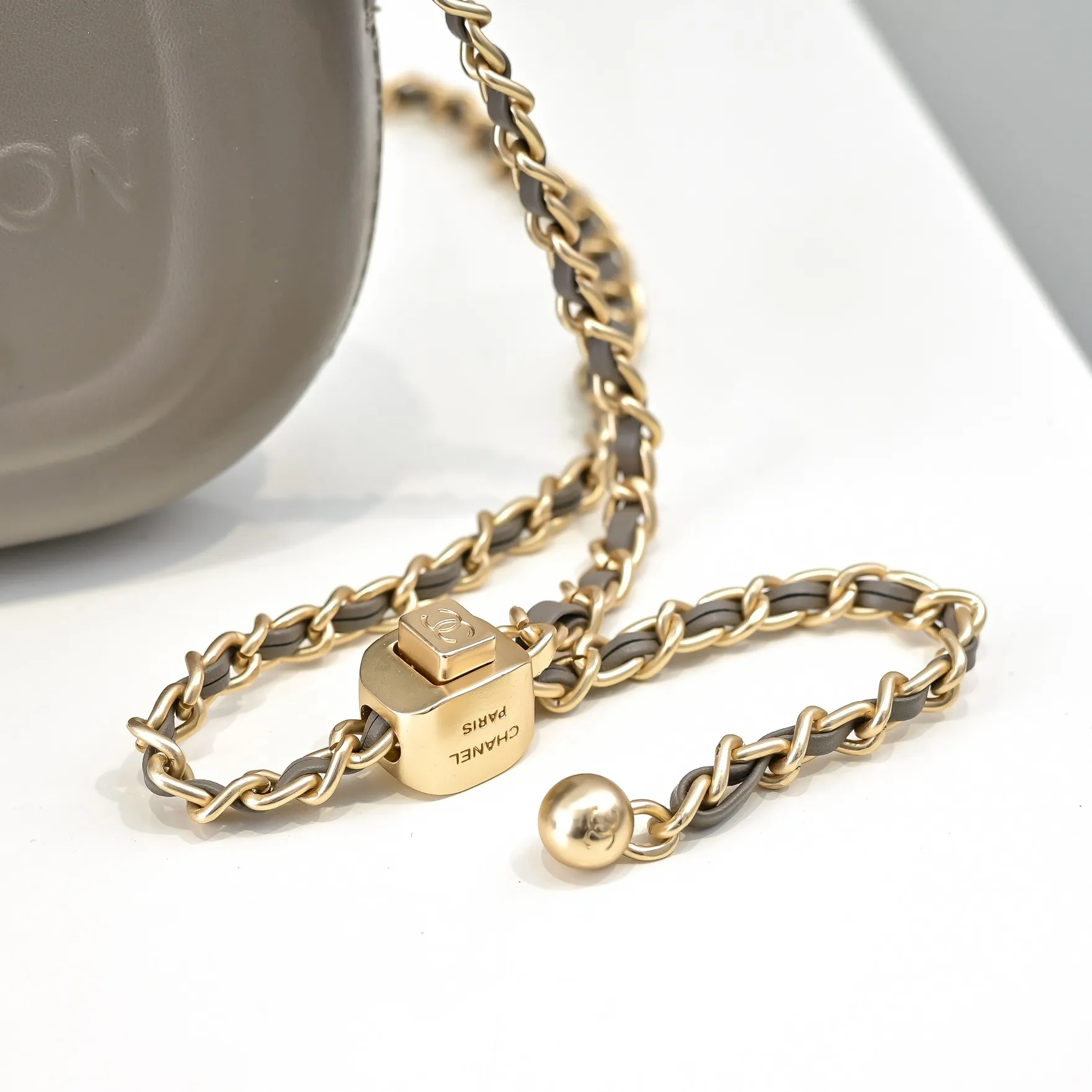 💰380￥CHANEL25C early spring vacation series. Gold fan camera bag. I love this one. The shape is the embossed character design style. I like the versatile object. It is really wow. It is so beautiful. It is a Xiangjia bag that looks small but can hold mobile phone keys, lipstick, powder, card, money, and is just the finishing touch to the whole body look. Size: 18x13cm, style number: 669