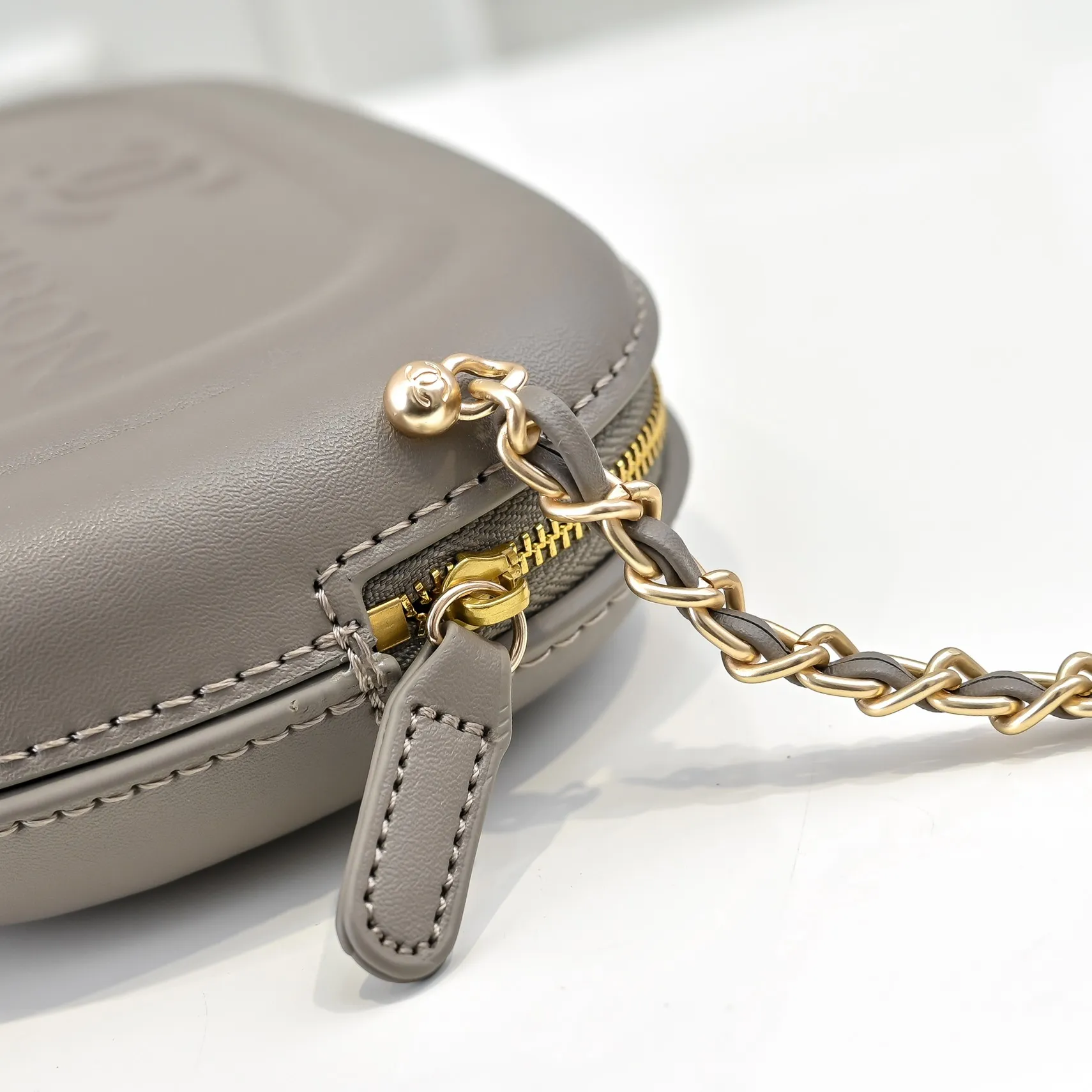 💰380￥CHANEL25C early spring vacation series. Gold fan camera bag. I love this one. The shape is the embossed character design style. I like the versatile object. It is really wow. It is so beautiful. It is a Xiangjia bag that looks small but can hold mobile phone keys, lipstick, powder, card, money, and is just the finishing touch to the whole body look. Size: 18x13cm, style number: 669