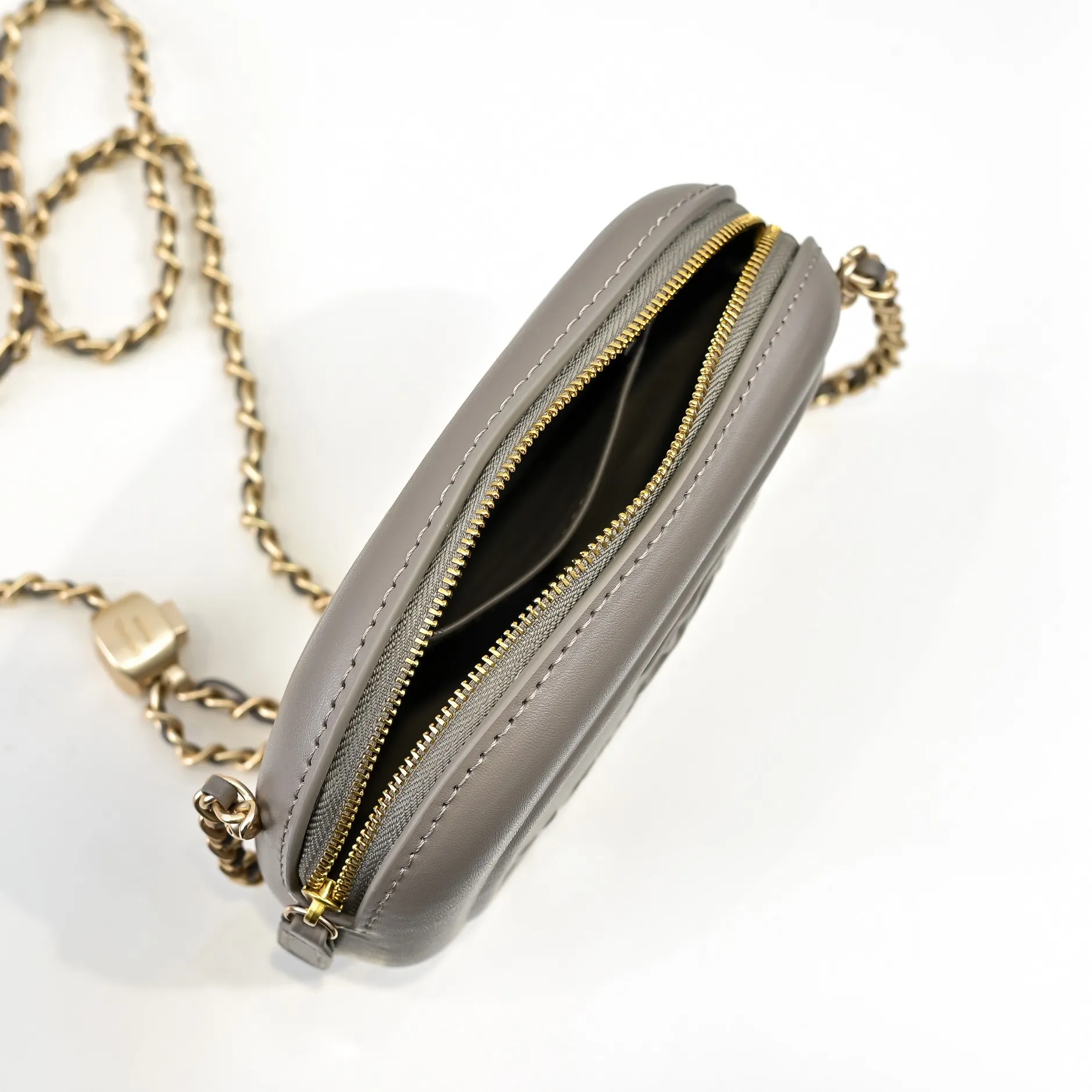 💰380￥CHANEL25C early spring vacation series. Gold fan camera bag. I love this one. The shape is the embossed character design style. I like the versatile object. It is really wow. It is so beautiful. It is a Xiangjia bag that looks small but can hold mobile phone keys, lipstick, powder, card, money, and is just the finishing touch to the whole body look. Size: 18x13cm, style number: 669