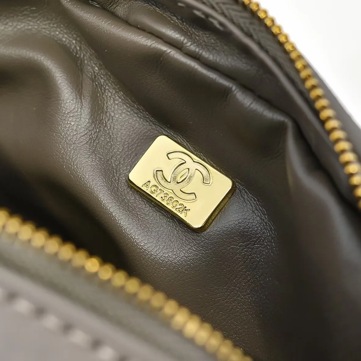 💰380￥CHANEL25C early spring vacation series. Gold fan camera bag. I love this one. The shape is the embossed character design style. I like the versatile object. It is really wow. It is so beautiful. It is a Xiangjia bag that looks small but can hold mobile phone keys, lipstick, powder, card, money, and is just the finishing touch to the whole body look. Size: 18x13cm, style number: 669