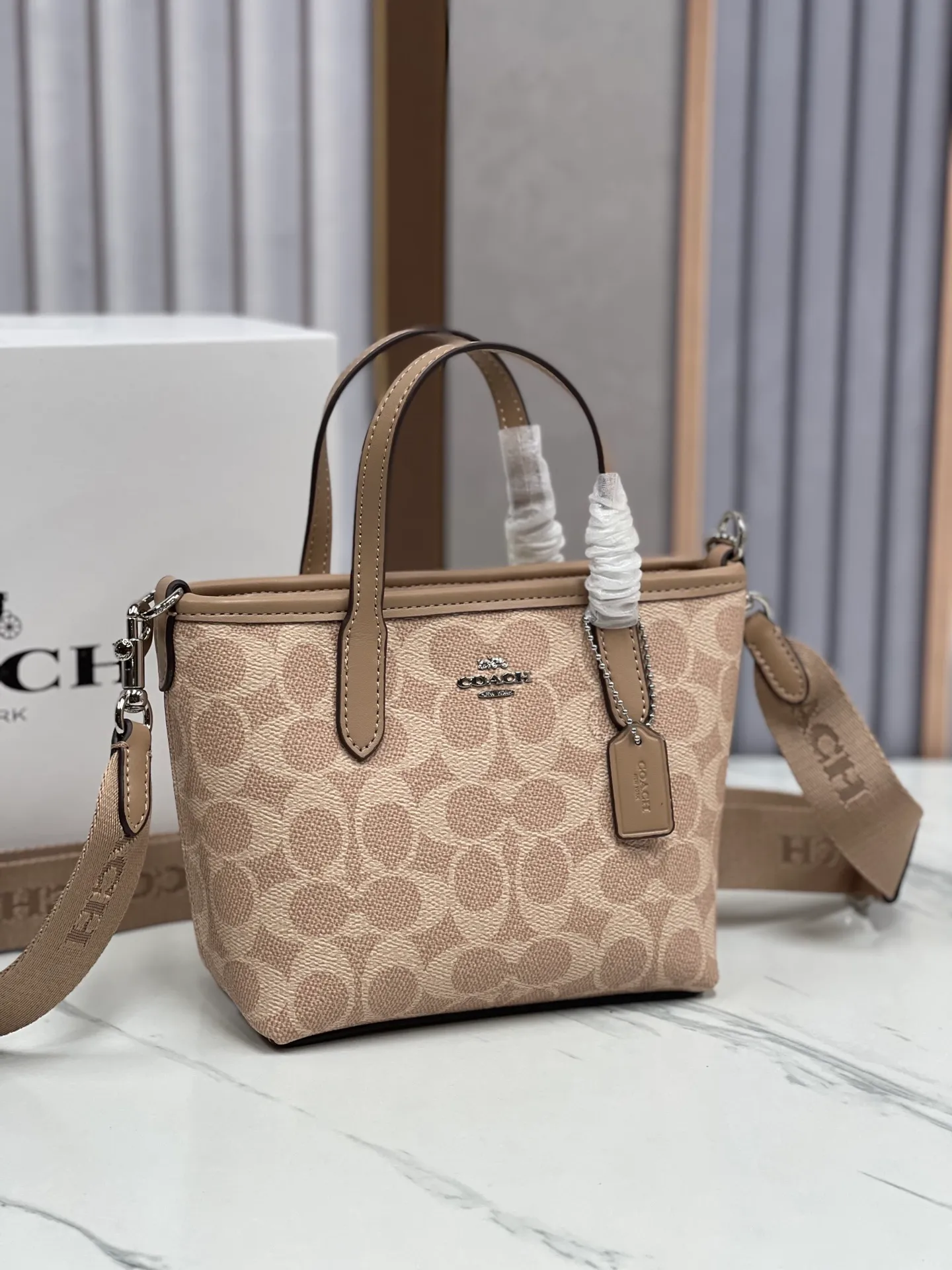 P360¥Coach’s new Mini City mini tote cross-body dumpling bag model CW032 counter actual shot, size 17*14*8