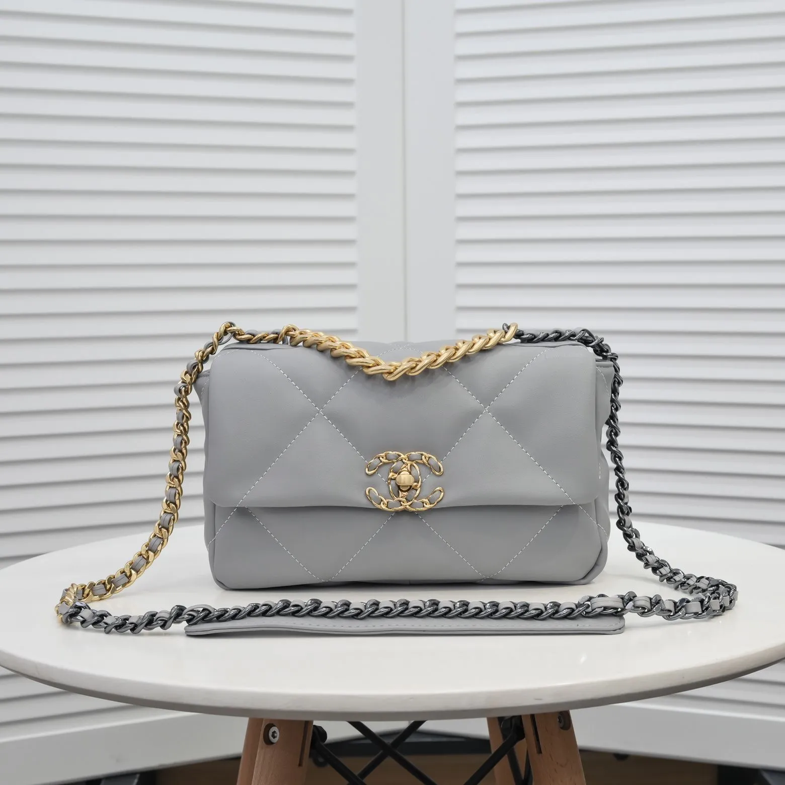 💰370￥The latest hot model of Chanel in small gray size is now available📣📣Synchronized with counters🤭Imported cowhide🐂feels very soft. The upper body effect is super good, it can be carried by hand, on one shoulder or cross-body, showing the elegance and charm of women. Hurry up and get it. Style number: 9010. Size: 26*16*10cm.