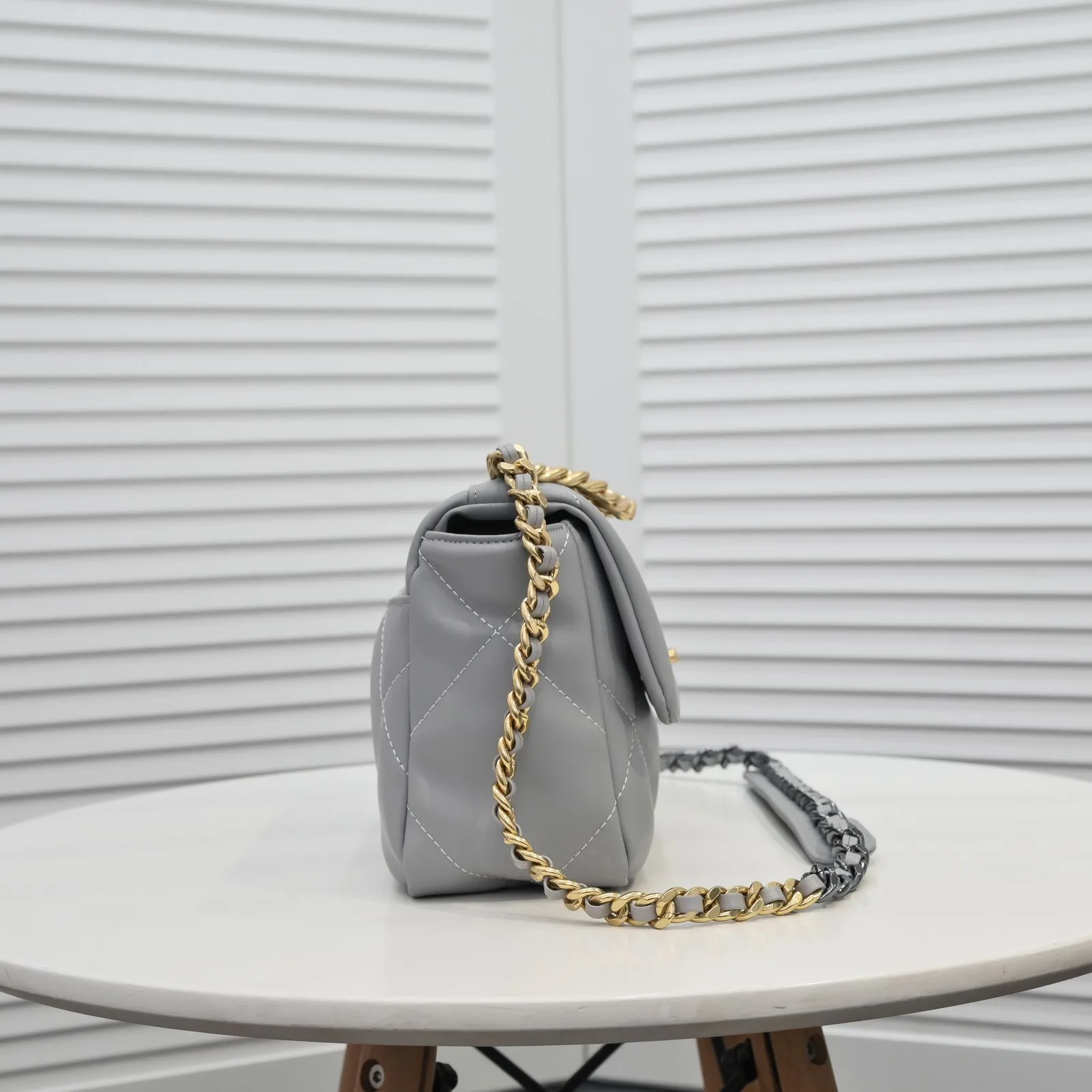 💰370￥The latest hot model of Chanel in small gray size is now available📣📣Synchronized with counters🤭Imported cowhide🐂feels very soft. The upper body effect is super good, it can be carried by hand, on one shoulder or cross-body, showing the elegance and charm of women. Hurry up and get it. Style number: 9010. Size: 26*16*10cm.