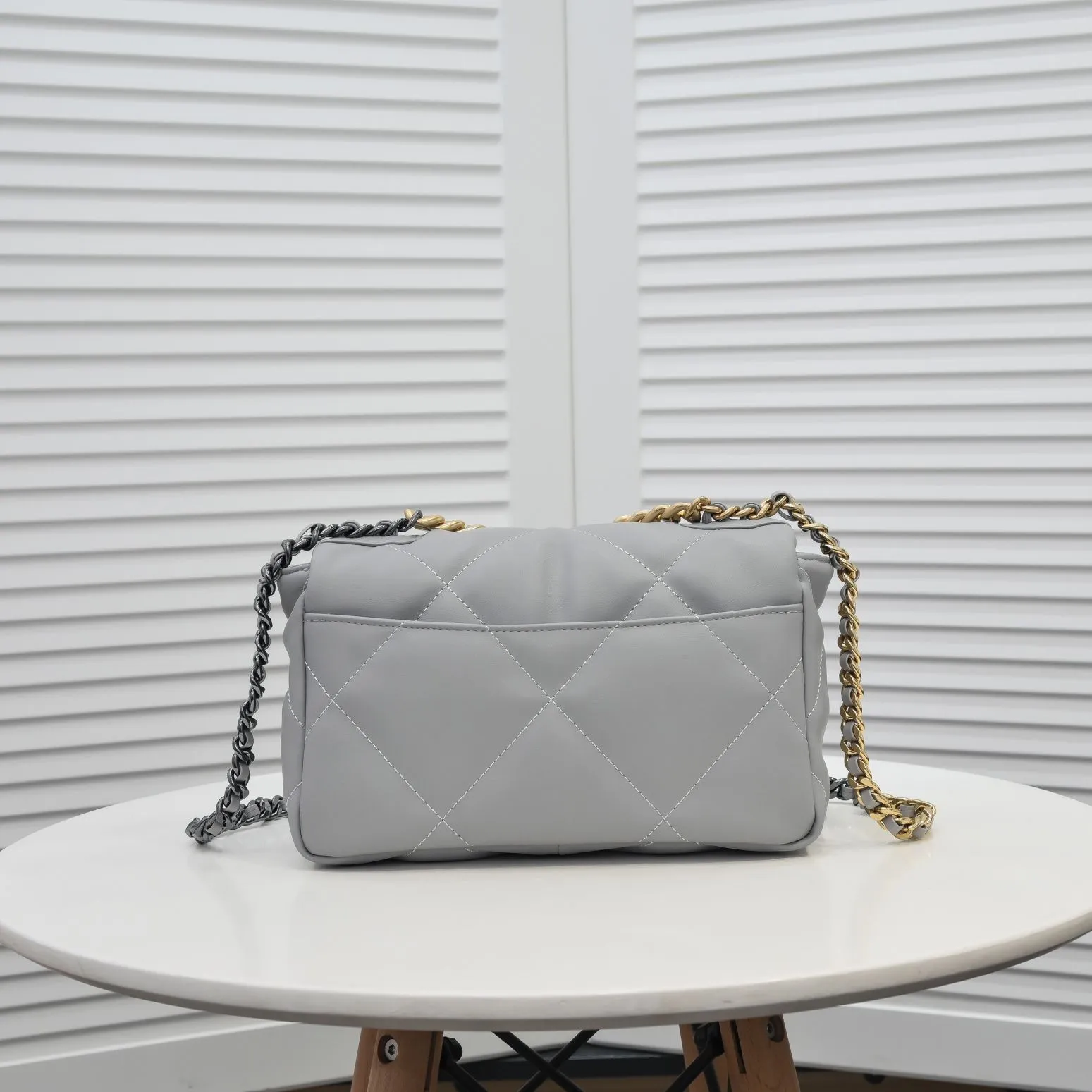 💰370￥The latest hot model of Chanel in small gray size is now available📣📣Synchronized with counters🤭Imported cowhide🐂feels very soft. The upper body effect is super good, it can be carried by hand, on one shoulder or cross-body, showing the elegance and charm of women. Hurry up and get it. Style number: 9010. Size: 26*16*10cm.