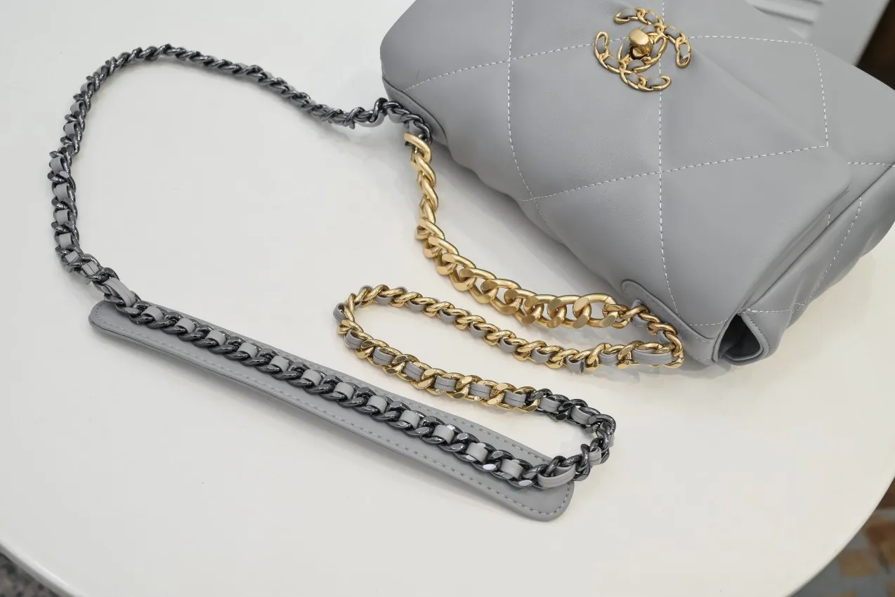 💰370￥The latest hot model of Chanel in small gray size is now available📣📣Synchronized with counters🤭Imported cowhide🐂feels very soft. The upper body effect is super good, it can be carried by hand, on one shoulder or cross-body, showing the elegance and charm of women. Hurry up and get it. Style number: 9010. Size: 26*16*10cm.