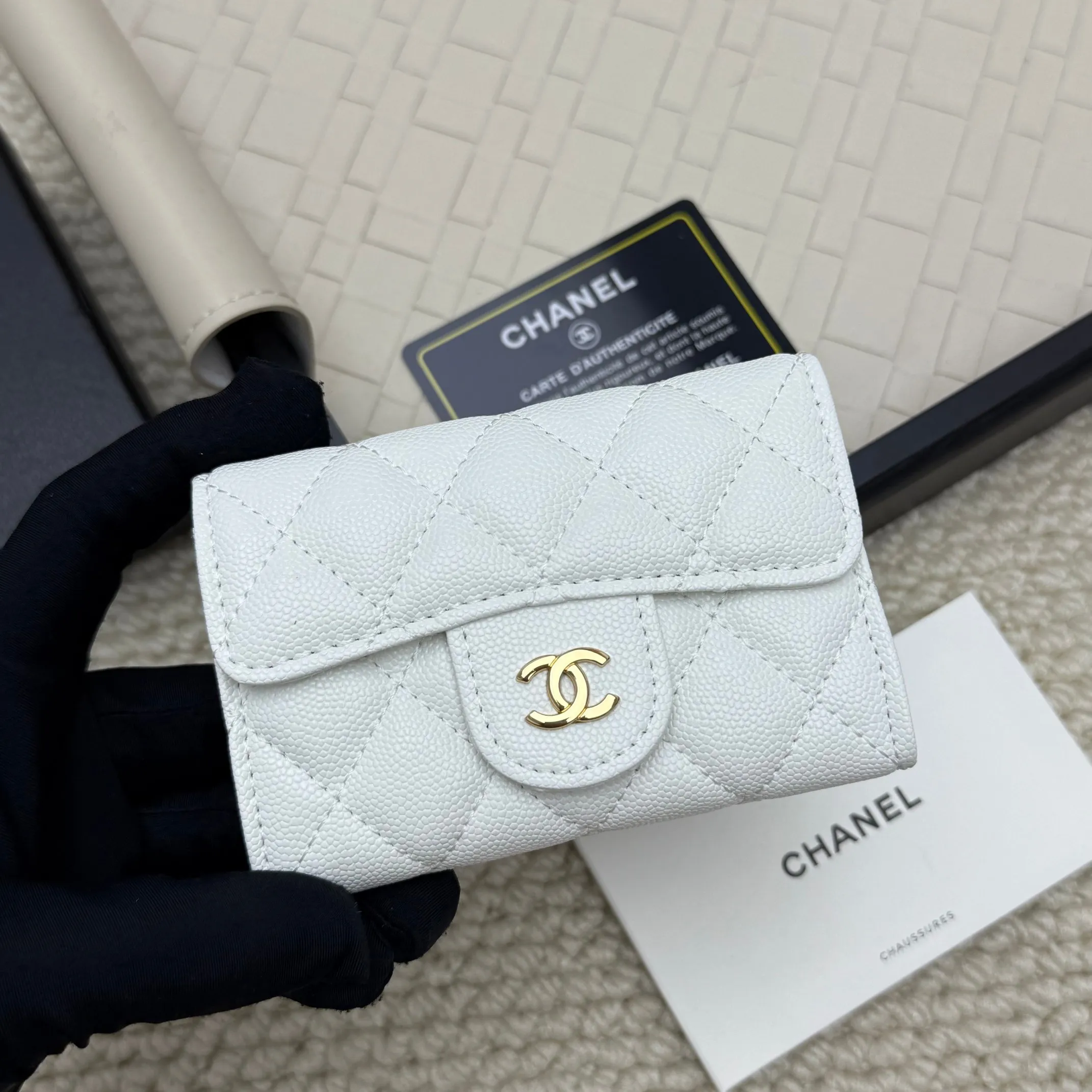💰130 Chanel’s new product🍃card holder has arrived🍃. This card holder is more practical with an inner zipper😘The details are so beautiful, model number P468, size 11*8.5*3cm.