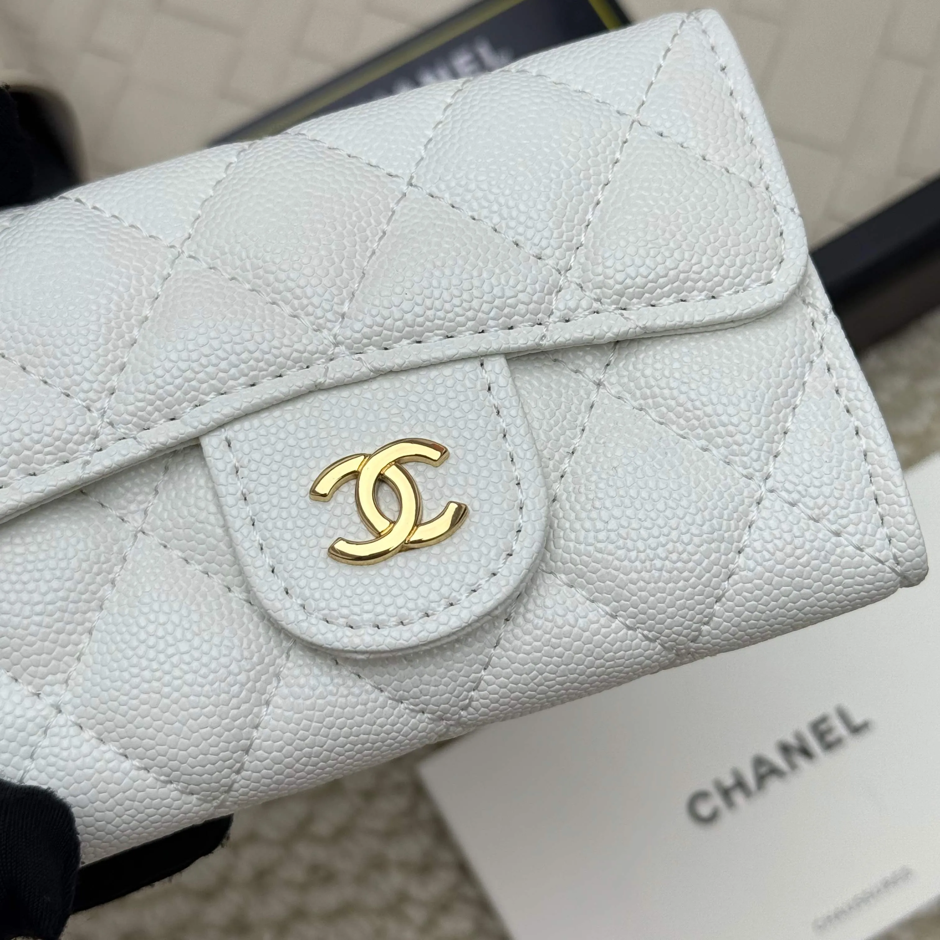💰130 Chanel’s new product🍃card holder has arrived🍃. This card holder is more practical with an inner zipper😘The details are so beautiful, model number P468, size 11*8.5*3cm.