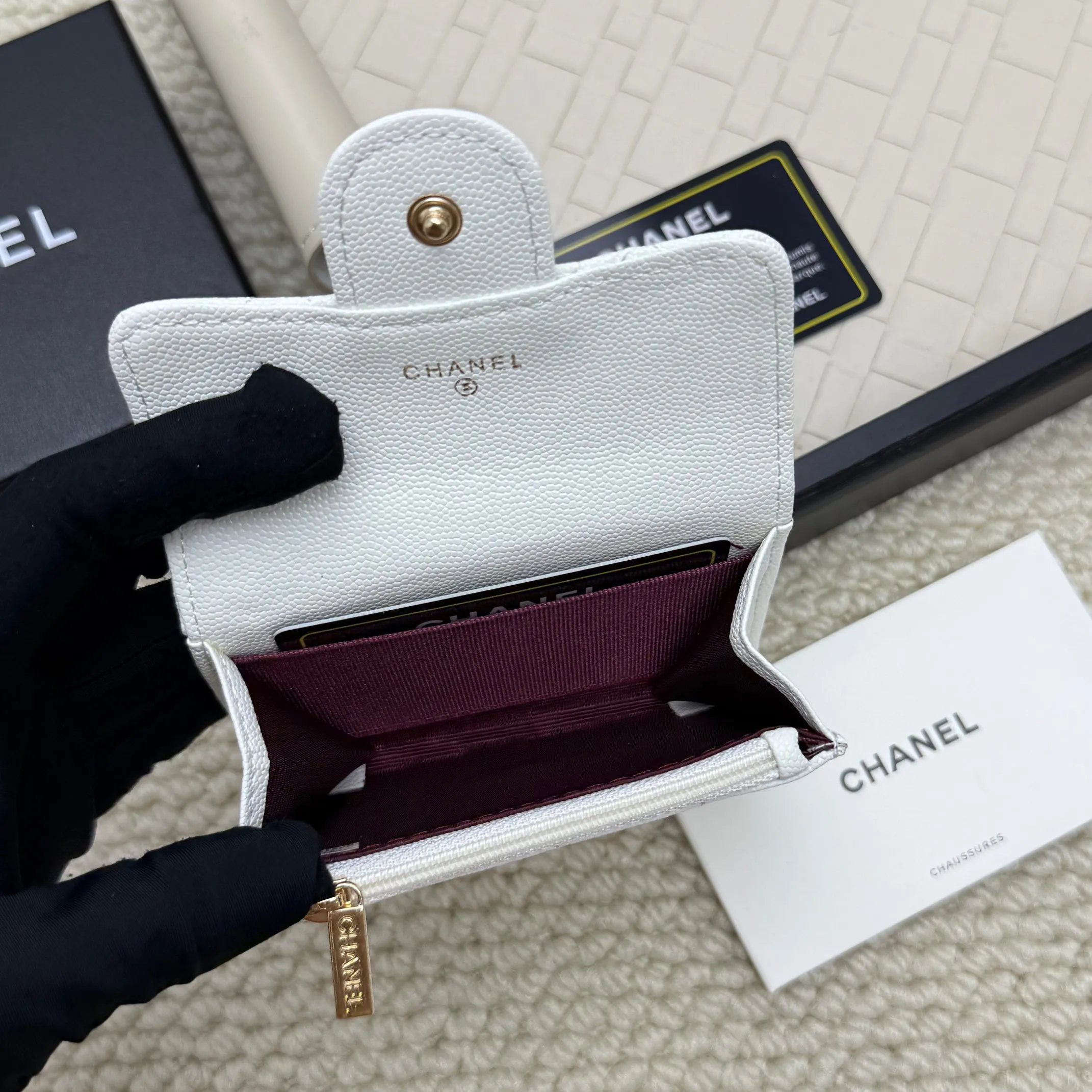💰130 Chanel’s new product🍃card holder has arrived🍃. This card holder is more practical with an inner zipper😘The details are so beautiful, model number P468, size 11*8.5*3cm.