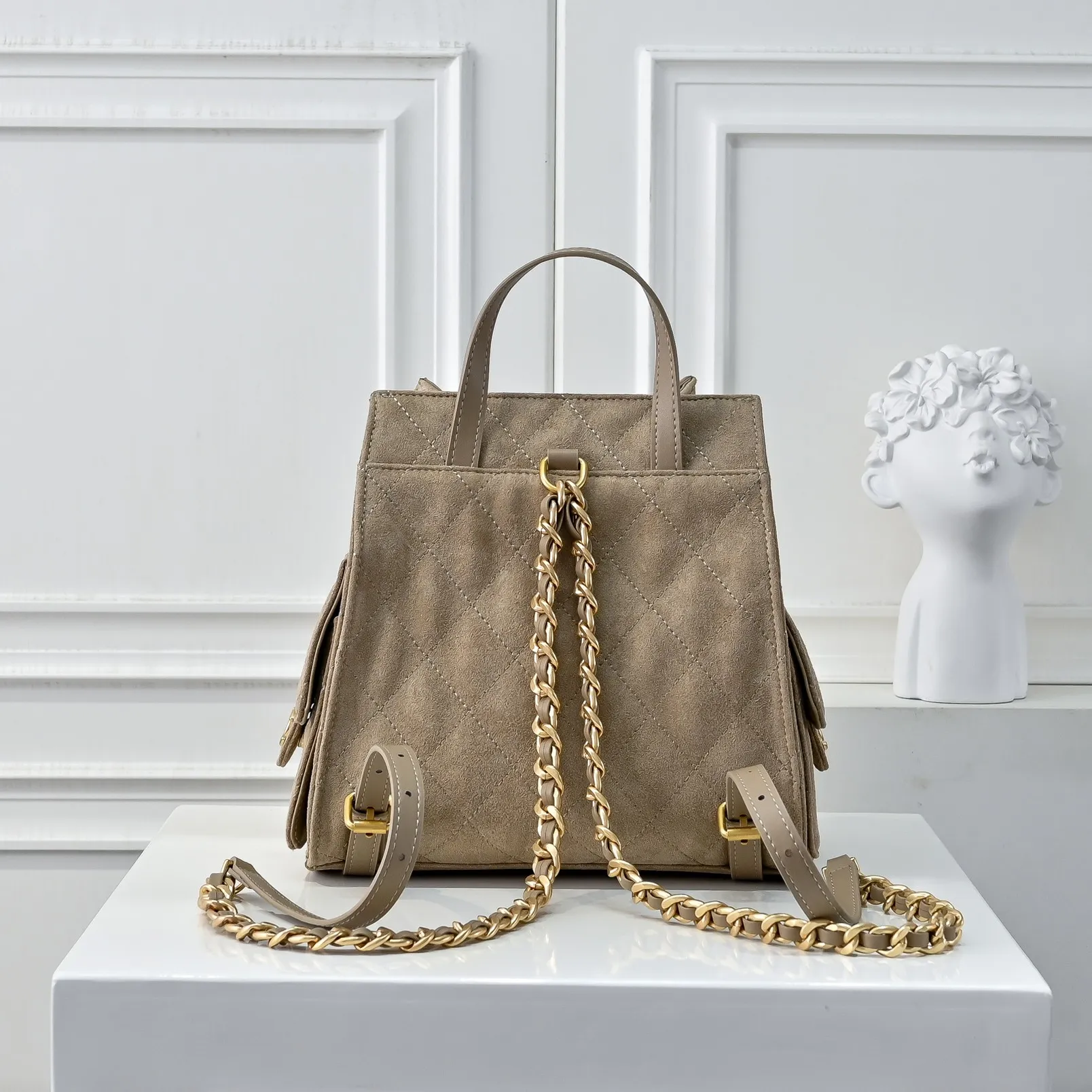 💰500￥Upgraded version of chanel 25c bag king suede leather hobo shoulder hippie armpit bag small size retro gold coin button drawstring bucket bag + rhombus pattern + retro black gold classic chain design, full of high-end sense! A must-have for daily travel, with exquisite appearance and delicate texture, it can be easily worn in both casual and formal occasions. Size: 23-23-14 Style No.: 7017 Material: Suede