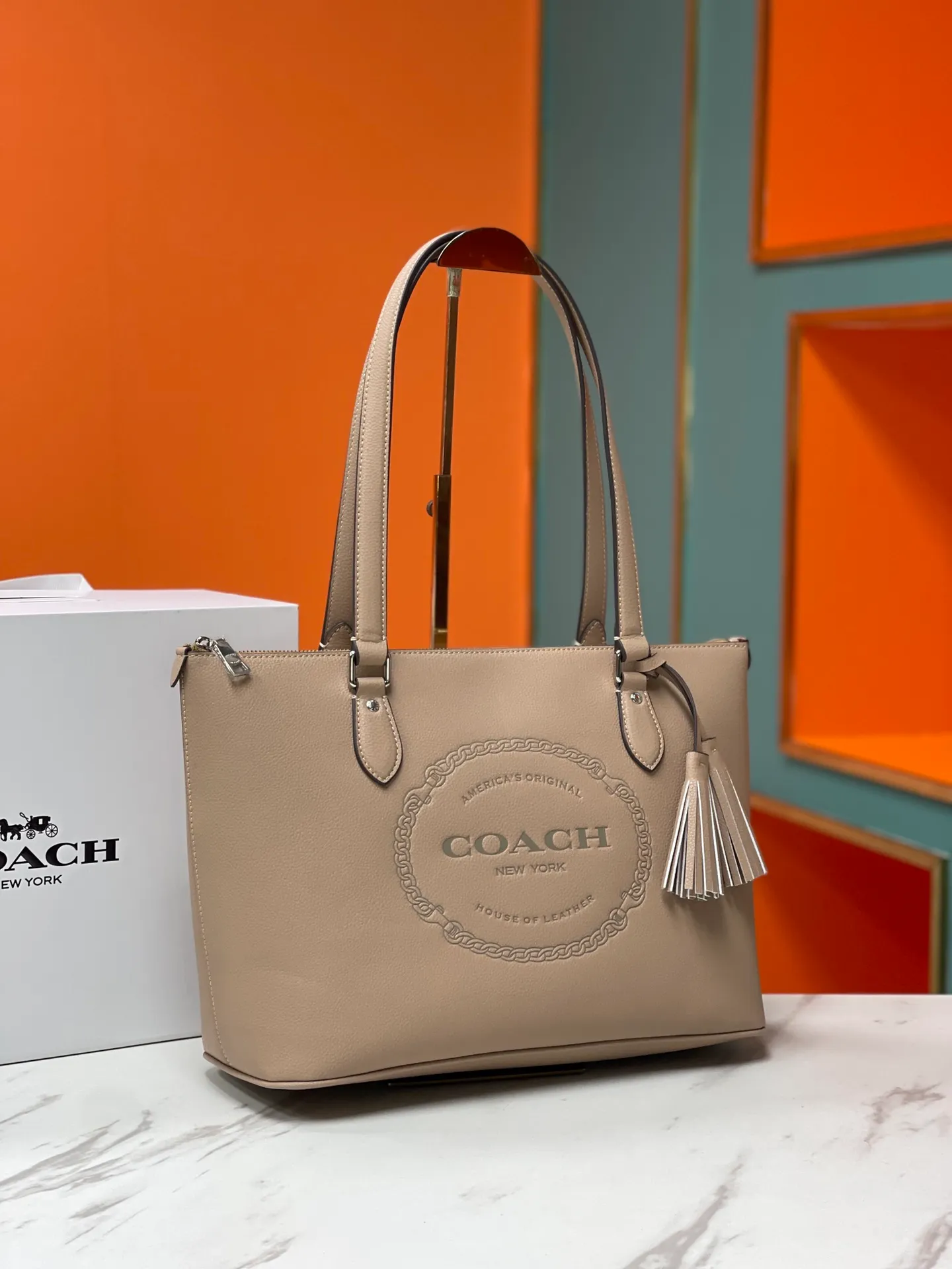 Top original order batch 460💰Coach's new [Rose] model CM086 has a large internal space. While ensuring its excellent storage capacity, the entire bag is soft, fashionable, exquisite and simple. Whether it is paired with formal or casual wear, it can reflect its unique elegance and intellectuality while retaining its own unique temperament. Size: 36X26X15cm🌹🌹
