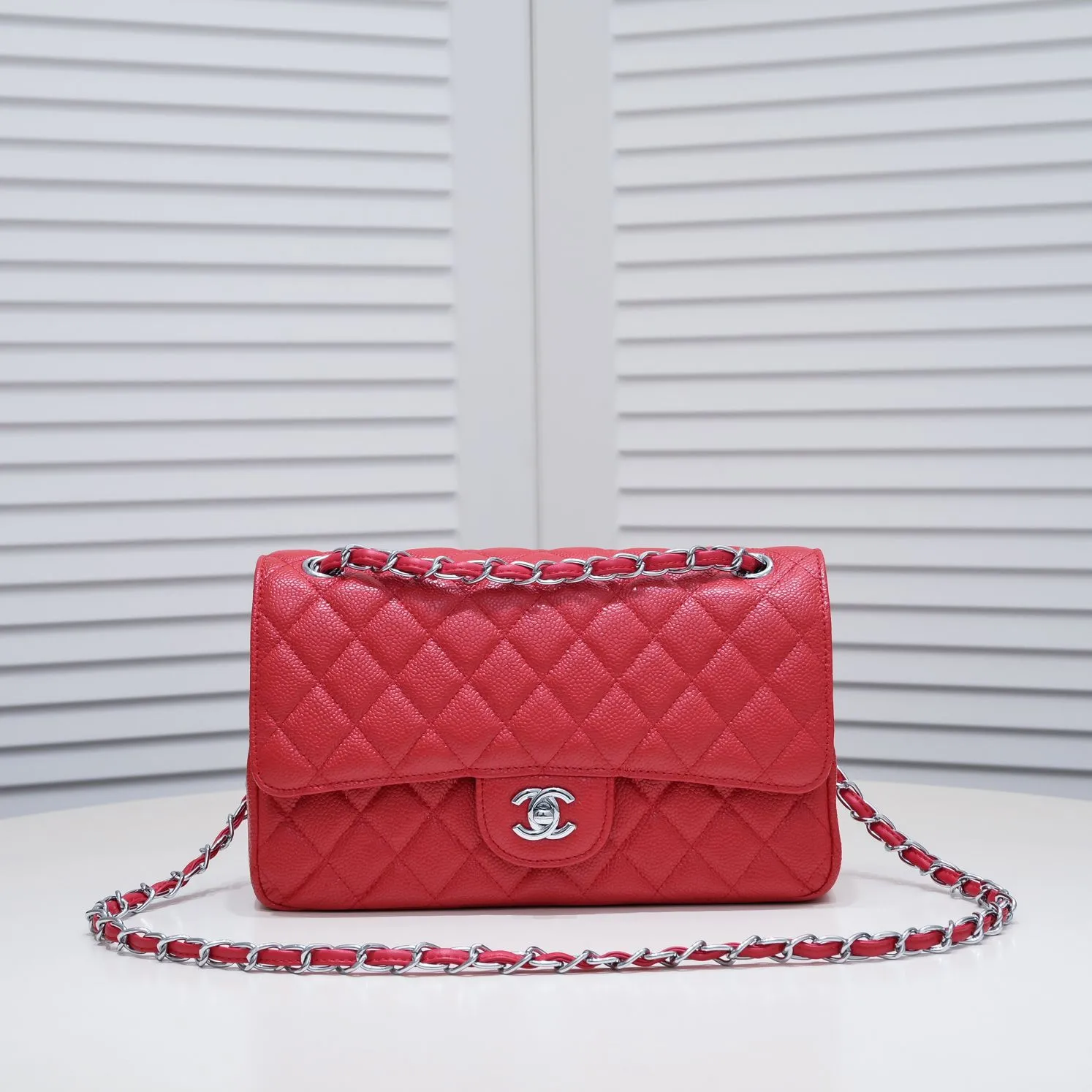 💰400￥Maroon Chanel,...Palace-level poison👏...Original overseas factory CF2.55...😱 Absolutely the top-notch caviar ball grain cowhide you have never seen...✨Real K gold➰Gold buckle✨👑 The line spacing is perfectly consistent. The side of the bag is perfectly streamlined👏..It must have such a texture to be perfect💋 Follow the 9-pin diamond pattern. The flip cover is smooth and seamless ☑️ Strong visual three-dimensional effect 🔱 The diamond pattern is full and delicate 💑 It is super smooth, soft and comfortable to use 👒 CF is a must-have for girls. Size: 25.5*16*6.5cm. Style number: 1112 ball pattern