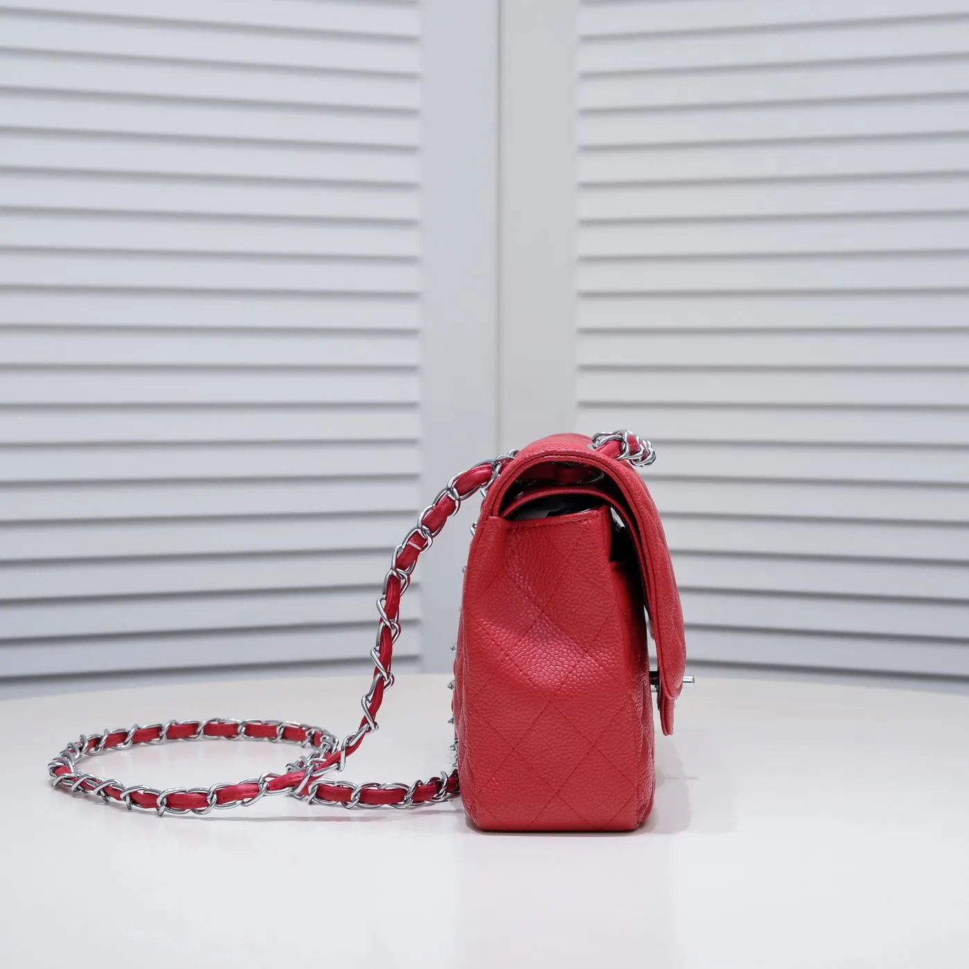 💰400￥Maroon Chanel,...Palace-level poison👏...Original overseas factory CF2.55...😱 Absolutely the top-notch caviar ball grain cowhide you have never seen...✨Real K gold➰Gold buckle✨👑 The line spacing is perfectly consistent. The side of the bag is perfectly streamlined👏..It must have such a texture to be perfect💋 Follow the 9-pin diamond pattern. The flip cover is smooth and seamless ☑️ Strong visual three-dimensional effect 🔱 The diamond pattern is full and delicate 💑 It is super smooth, soft and comfortable to use 👒 CF is a must-have for girls. Size: 25.5*16*6.5cm. Style number: 1112 ball pattern