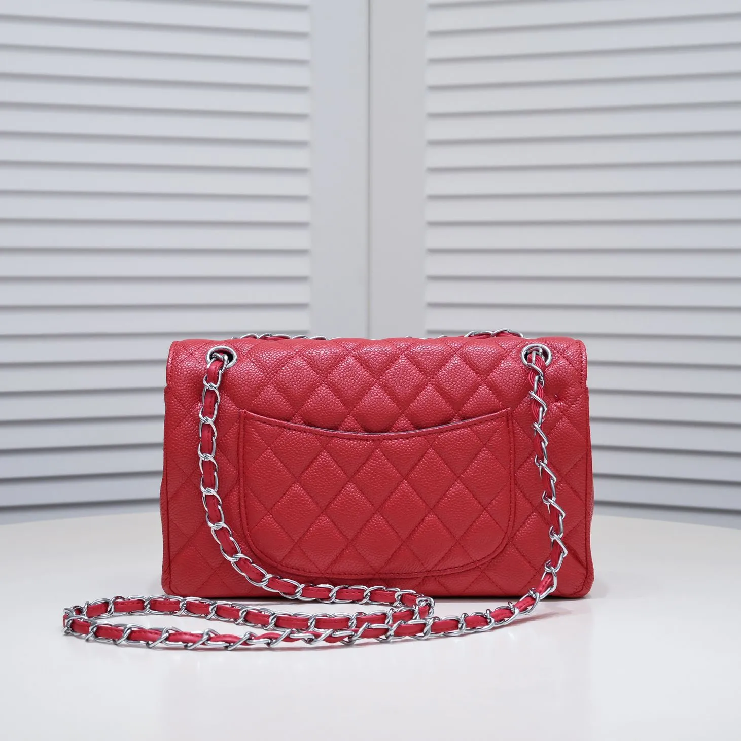 💰400￥Maroon Chanel,...Palace-level poison👏...Original overseas factory CF2.55...😱 Absolutely the top-notch caviar ball grain cowhide you have never seen...✨Real K gold➰Gold buckle✨👑 The line spacing is perfectly consistent. The side of the bag is perfectly streamlined👏..It must have such a texture to be perfect💋 Follow the 9-pin diamond pattern. The flip cover is smooth and seamless ☑️ Strong visual three-dimensional effect 🔱 The diamond pattern is full and delicate 💑 It is super smooth, soft and comfortable to use 👒 CF is a must-have for girls. Size: 25.5*16*6.5cm. Style number: 1112 ball pattern