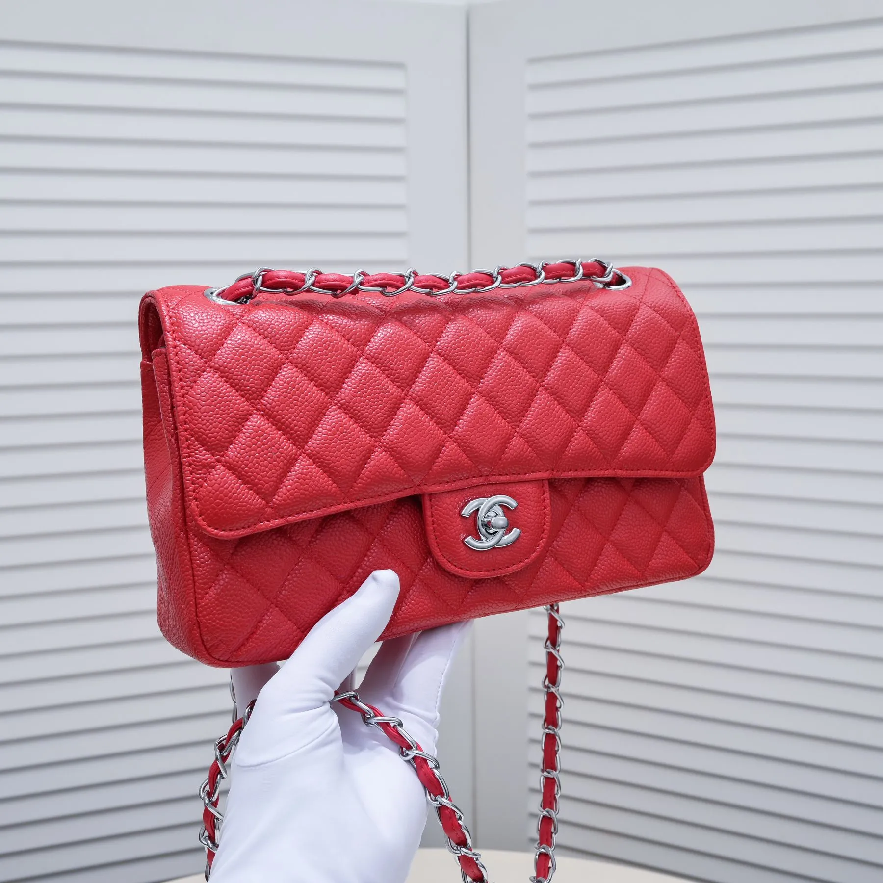 💰400￥Maroon Chanel,...Palace-level poison👏...Original overseas factory CF2.55...😱 Absolutely the top-notch caviar ball grain cowhide you have never seen...✨Real K gold➰Gold buckle✨👑 The line spacing is perfectly consistent. The side of the bag is perfectly streamlined👏..It must have such a texture to be perfect💋 Follow the 9-pin diamond pattern. The flip cover is smooth and seamless ☑️ Strong visual three-dimensional effect 🔱 The diamond pattern is full and delicate 💑 It is super smooth, soft and comfortable to use 👒 CF is a must-have for girls. Size: 25.5*16*6.5cm. Style number: 1112 ball pattern