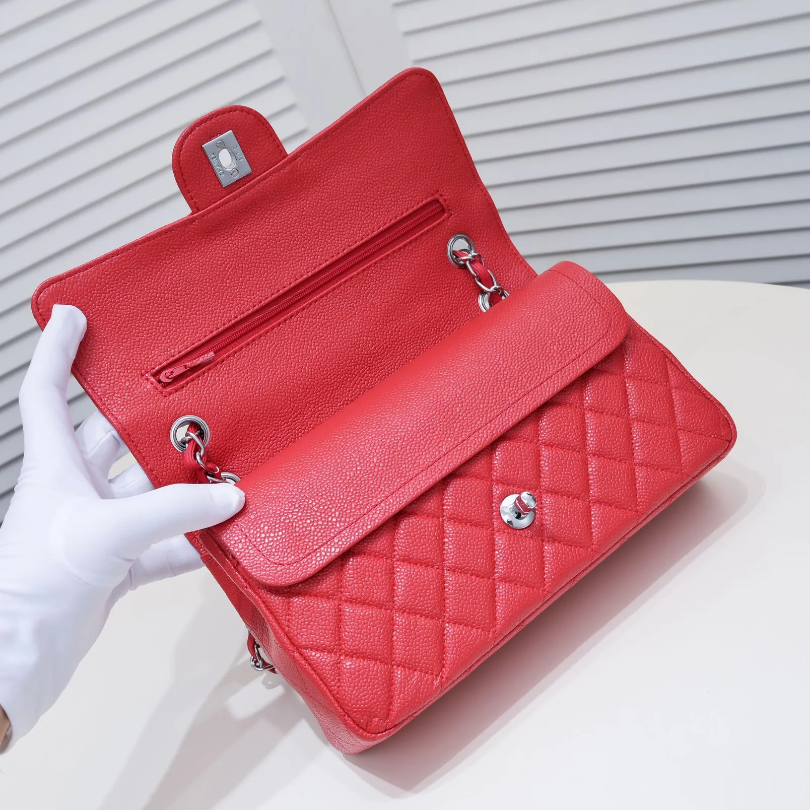 💰400￥Maroon Chanel,...Palace-level poison👏...Original overseas factory CF2.55...😱 Absolutely the top-notch caviar ball grain cowhide you have never seen...✨Real K gold➰Gold buckle✨👑 The line spacing is perfectly consistent. The side of the bag is perfectly streamlined👏..It must have such a texture to be perfect💋 Follow the 9-pin diamond pattern. The flip cover is smooth and seamless ☑️ Strong visual three-dimensional effect 🔱 The diamond pattern is full and delicate 💑 It is super smooth, soft and comfortable to use 👒 CF is a must-have for girls. Size: 25.5*16*6.5cm. Style number: 1112 ball pattern