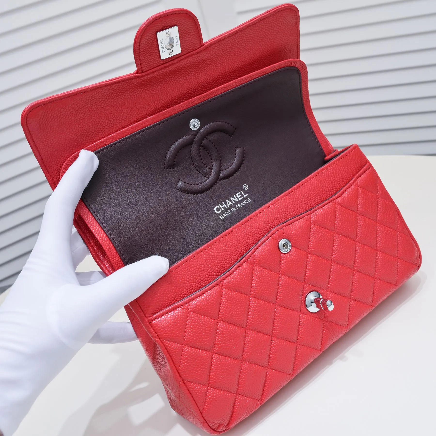 💰400￥Maroon Chanel,...Palace-level poison👏...Original overseas factory CF2.55...😱 Absolutely the top-notch caviar ball grain cowhide you have never seen...✨Real K gold➰Gold buckle✨👑 The line spacing is perfectly consistent. The side of the bag is perfectly streamlined👏..It must have such a texture to be perfect💋 Follow the 9-pin diamond pattern. The flip cover is smooth and seamless ☑️ Strong visual three-dimensional effect 🔱 The diamond pattern is full and delicate 💑 It is super smooth, soft and comfortable to use 👒 CF is a must-have for girls. Size: 25.5*16*6.5cm. Style number: 1112 ball pattern