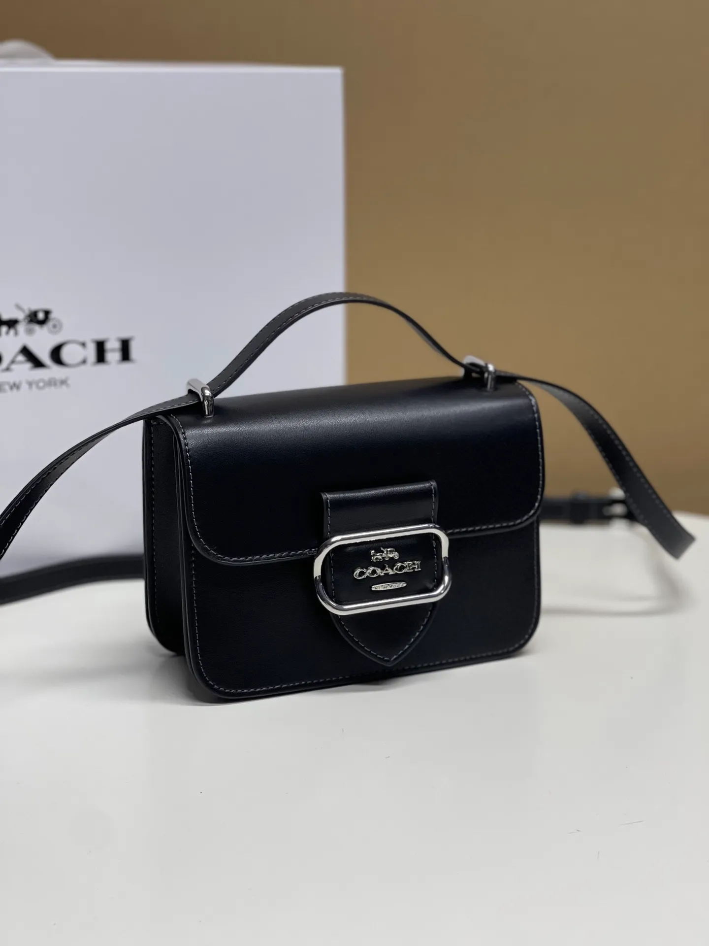 Batch 440💰coach/Coach new model The latest new product in August Model CL416 Morgan series is a must-have for Valentine’s Day gifts. Exquisite, compact and playful. Wear-resistant and scratch-resistant. The built-in compartment can accommodate a variety of personal belongings. Girls don’t have to worry about their belongings when going out. The shoulder strap can be adjusted diagonally or on one shoulder. Super practical
