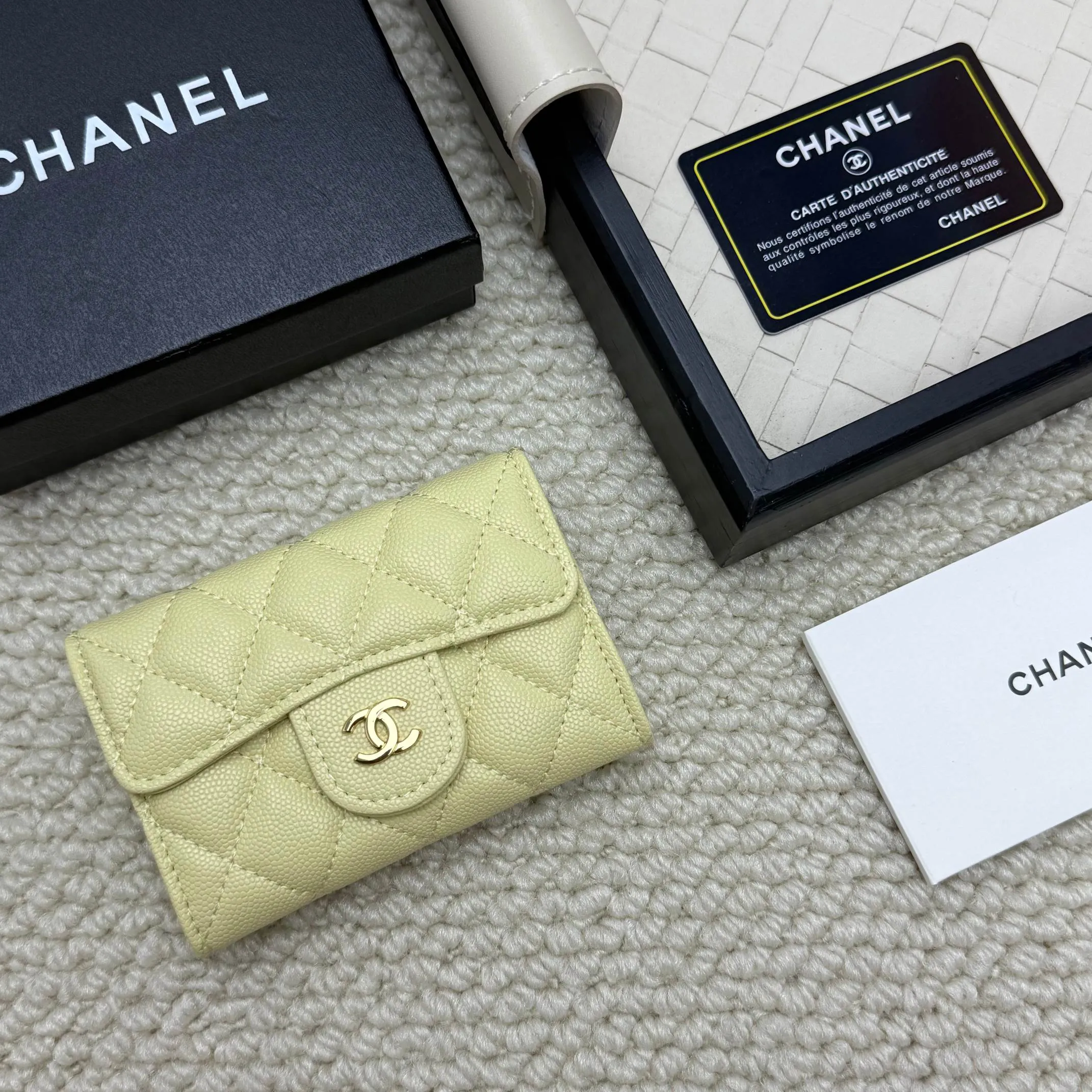 💰130 Chanel’s new product🍃card holder has arrived🍃. This card holder is more practical with an inner zipper😘The details are so beautiful, model number P468, size 11*8.5*3cm.