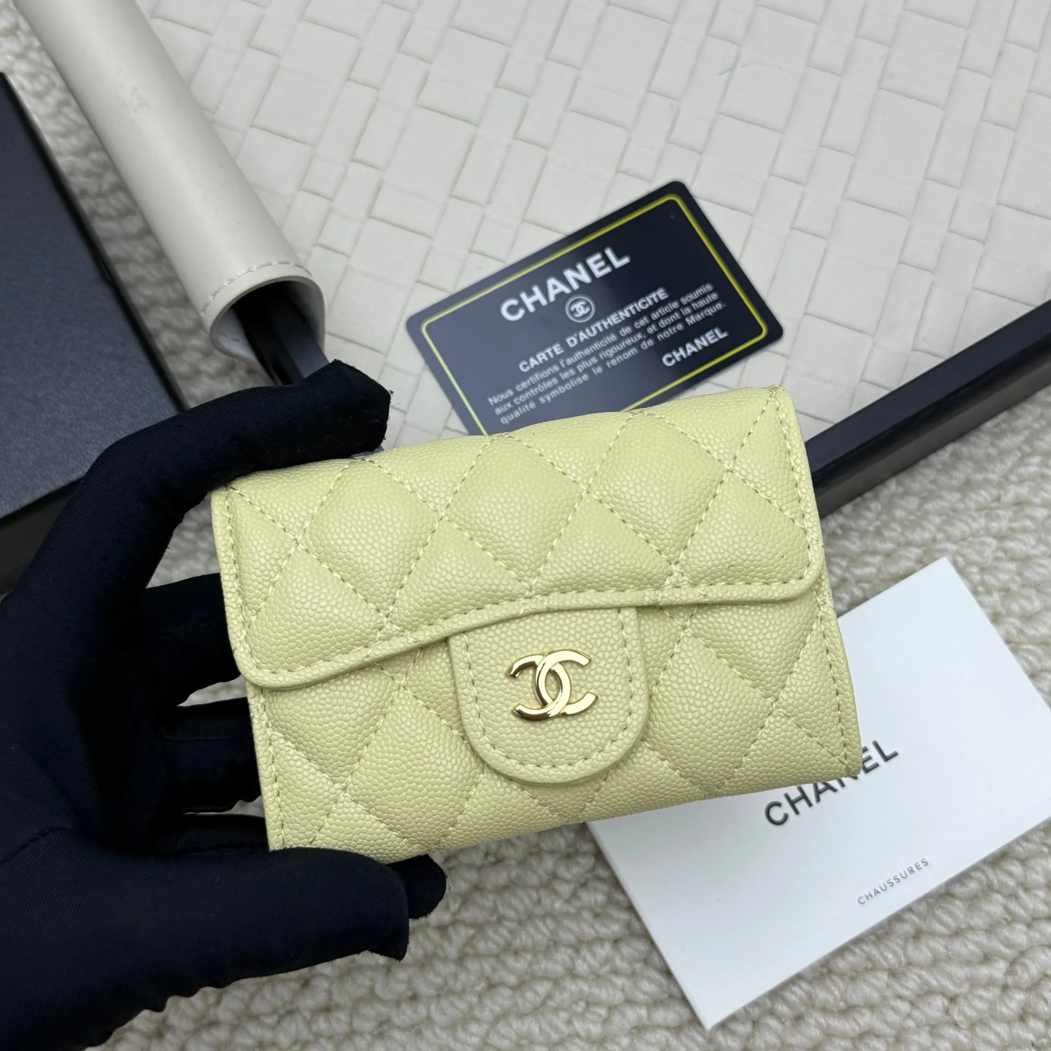 💰130 Chanel’s new product🍃card holder has arrived🍃. This card holder is more practical with an inner zipper😘The details are so beautiful, model number P468, size 11*8.5*3cm.