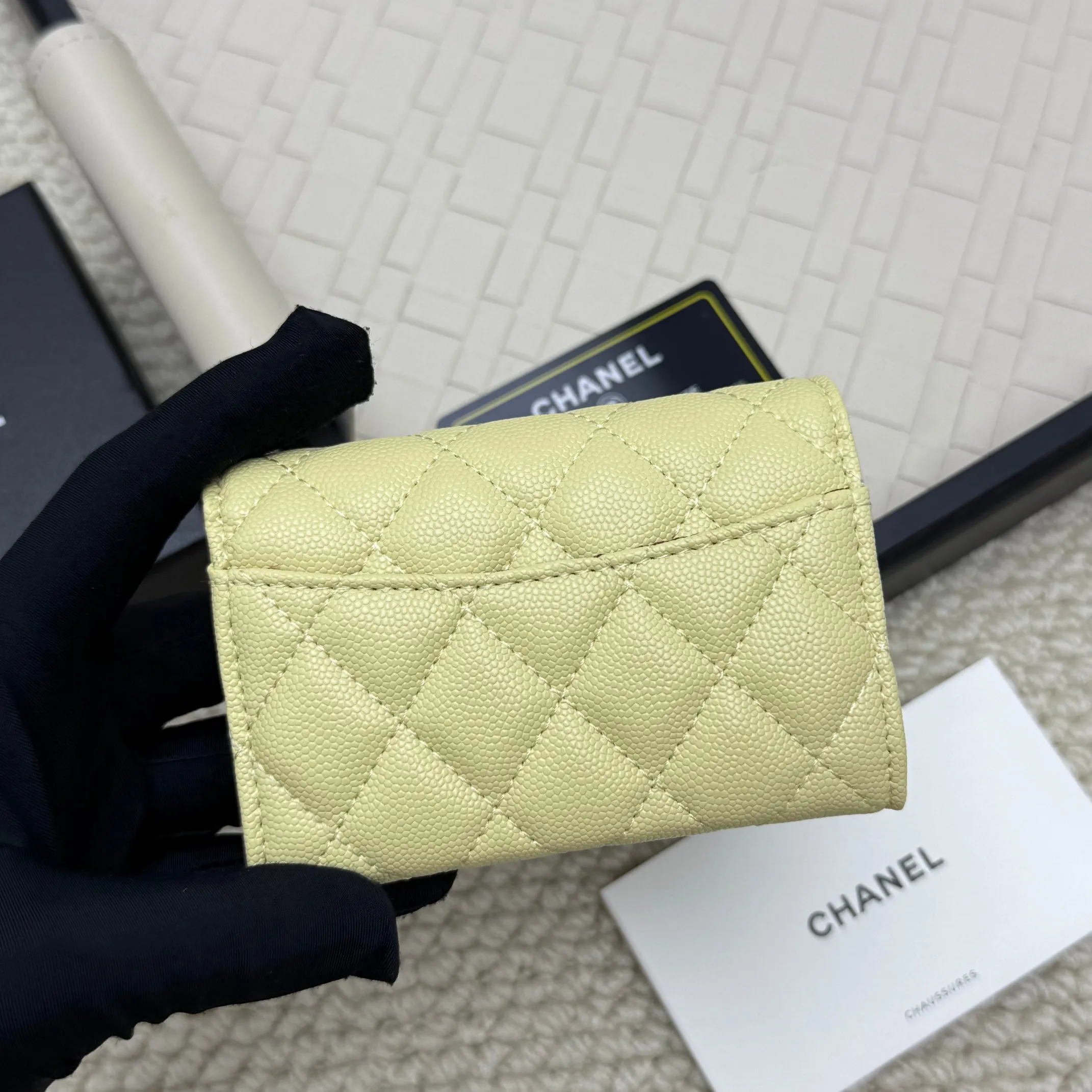 💰130 Chanel’s new product🍃card holder has arrived🍃. This card holder is more practical with an inner zipper😘The details are so beautiful, model number P468, size 11*8.5*3cm.