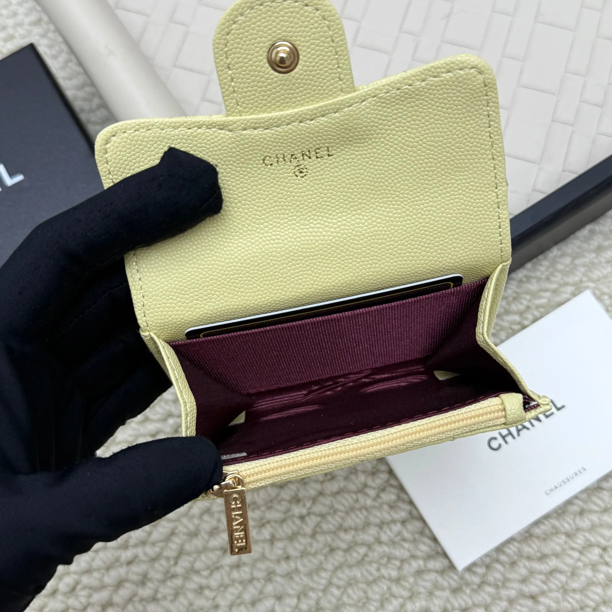💰130 Chanel’s new product🍃card holder has arrived🍃. This card holder is more practical with an inner zipper😘The details are so beautiful, model number P468, size 11*8.5*3cm.