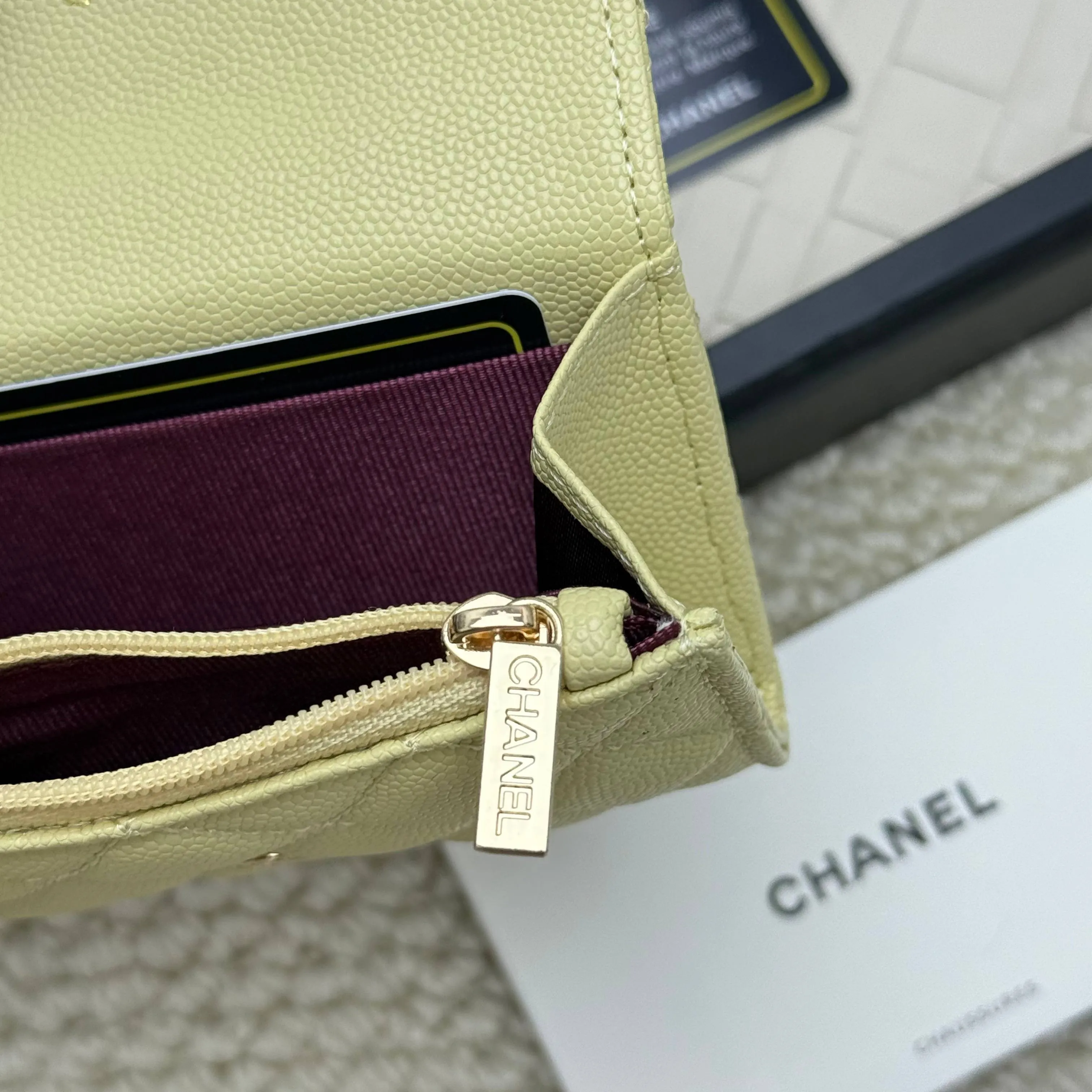 💰130 Chanel’s new product🍃card holder has arrived🍃. This card holder is more practical with an inner zipper😘The details are so beautiful, model number P468, size 11*8.5*3cm.