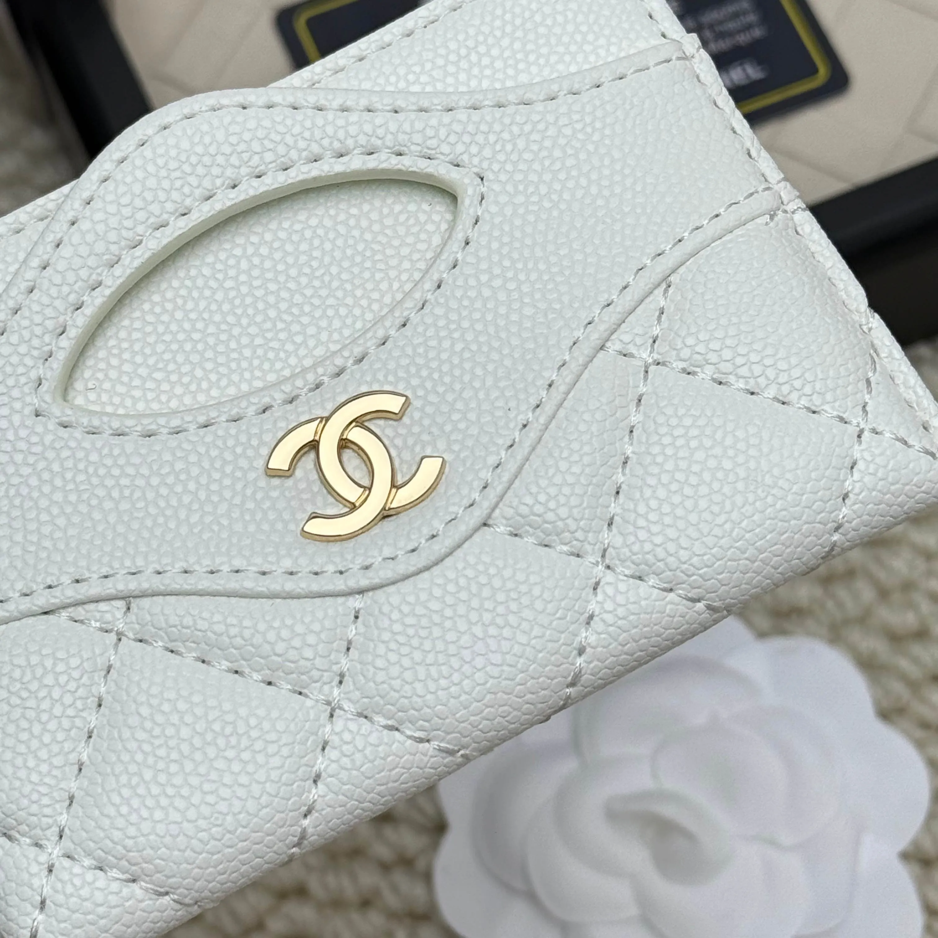 💰110 Chanel's new model, model: AP7776 31 card holder, sheepskin ball pattern. This new 31 card holder comes in several cute pink colors and can hold 6 or 7 cards no problem❣️ Size: 8*11