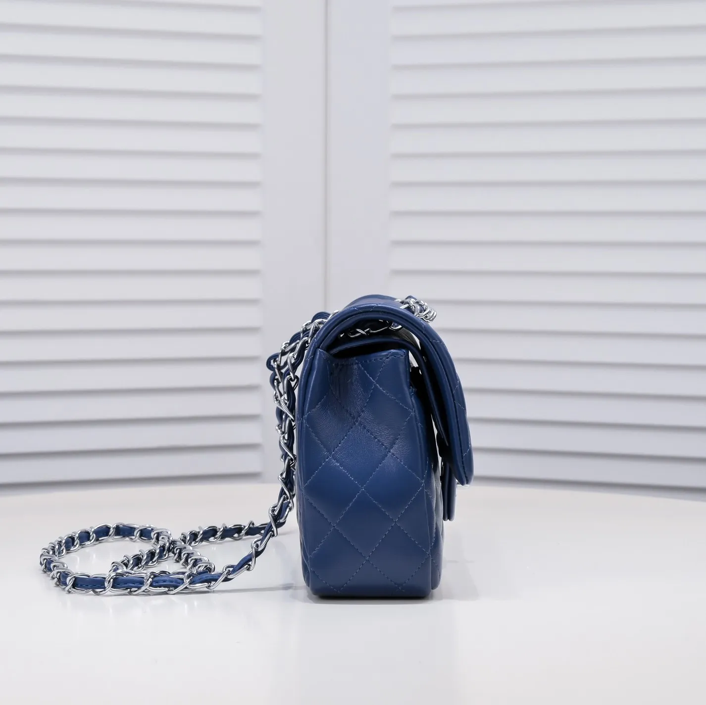 💰400￥Dark blue Chanel🔥Exclusive quality real shot shipment✈️Official website updated simultaneously👑Chanel sheep pattern classic style with original hardware, summer style is coming💋CHANEL ‼ ️Crossbody bag, sheepskin with red lining🌸‼ ️ 🙈Fashion new favorite🙈 Size: 25.5*16*6.5. Style number: 1112 sheepskin