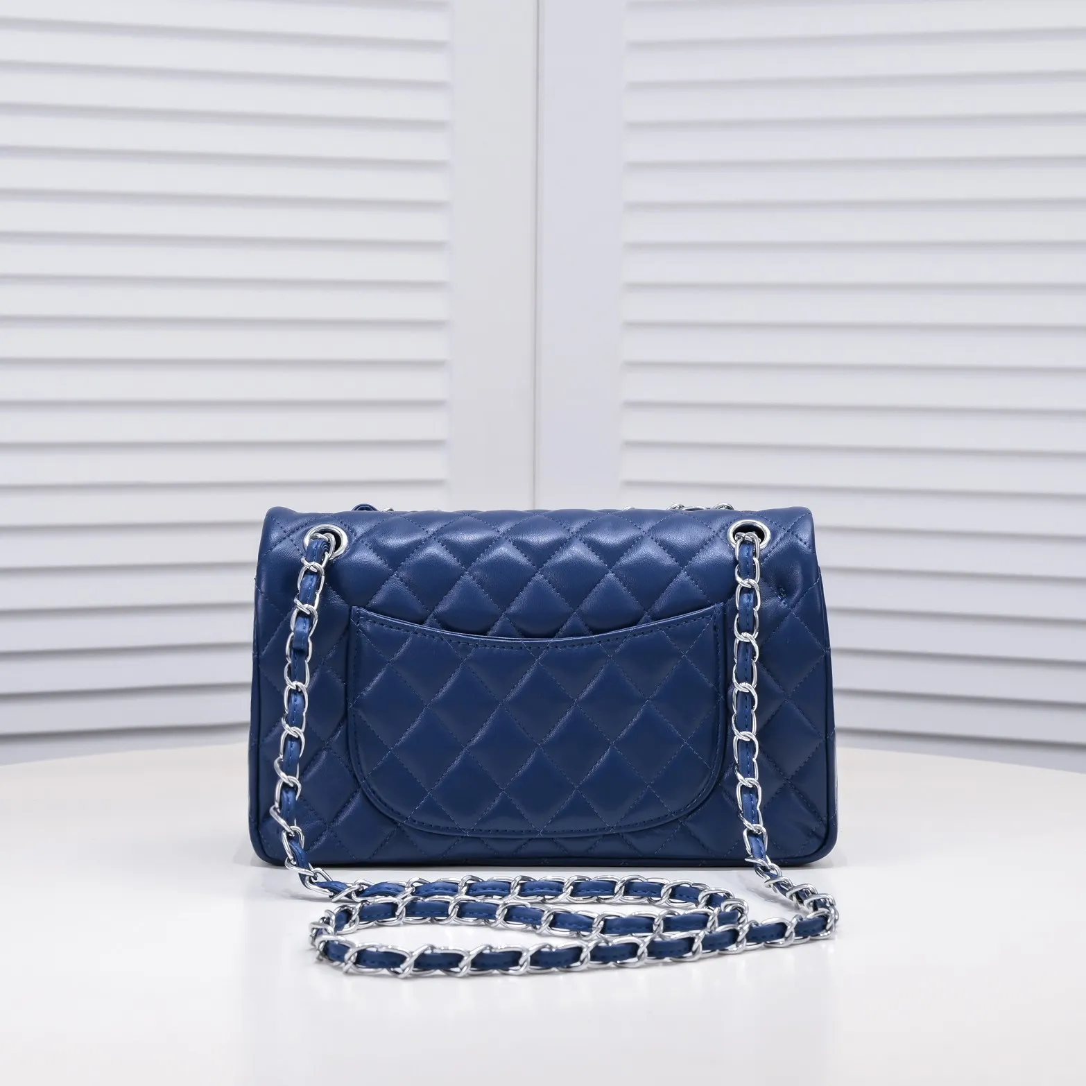 💰400￥Dark blue Chanel🔥Exclusive quality real shot shipment✈️Official website updated simultaneously👑Chanel sheep pattern classic style with original hardware, summer style is coming💋CHANEL ‼ ️Crossbody bag, sheepskin with red lining🌸‼ ️ 🙈Fashion new favorite🙈 Size: 25.5*16*6.5. Style number: 1112 sheepskin