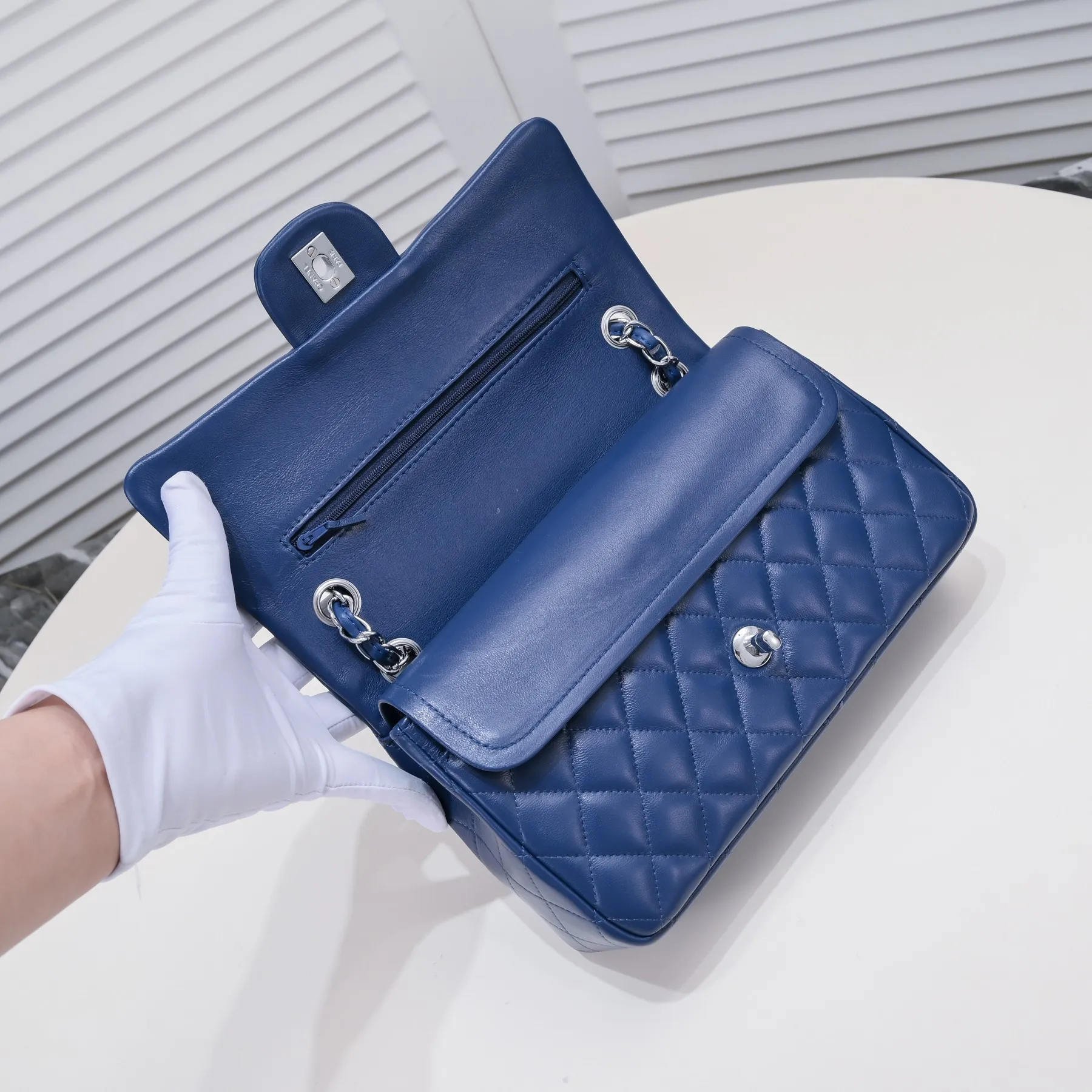 💰400￥Dark blue Chanel🔥Exclusive quality real shot shipment✈️Official website updated simultaneously👑Chanel sheep pattern classic style with original hardware, summer style is coming💋CHANEL ‼ ️Crossbody bag, sheepskin with red lining🌸‼ ️ 🙈Fashion new favorite🙈 Size: 25.5*16*6.5. Style number: 1112 sheepskin