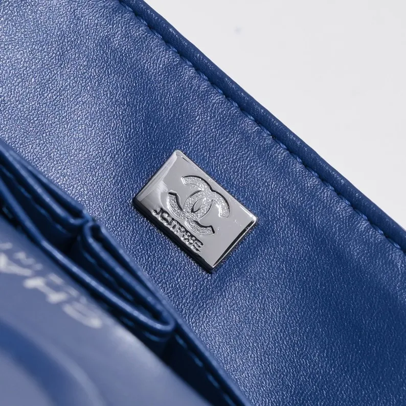 💰400￥Dark blue Chanel🔥Exclusive quality real shot shipment✈️Official website updated simultaneously👑Chanel sheep pattern classic style with original hardware, summer style is coming💋CHANEL ‼ ️Crossbody bag, sheepskin with red lining🌸‼ ️ 🙈Fashion new favorite🙈 Size: 25.5*16*6.5. Style number: 1112 sheepskin