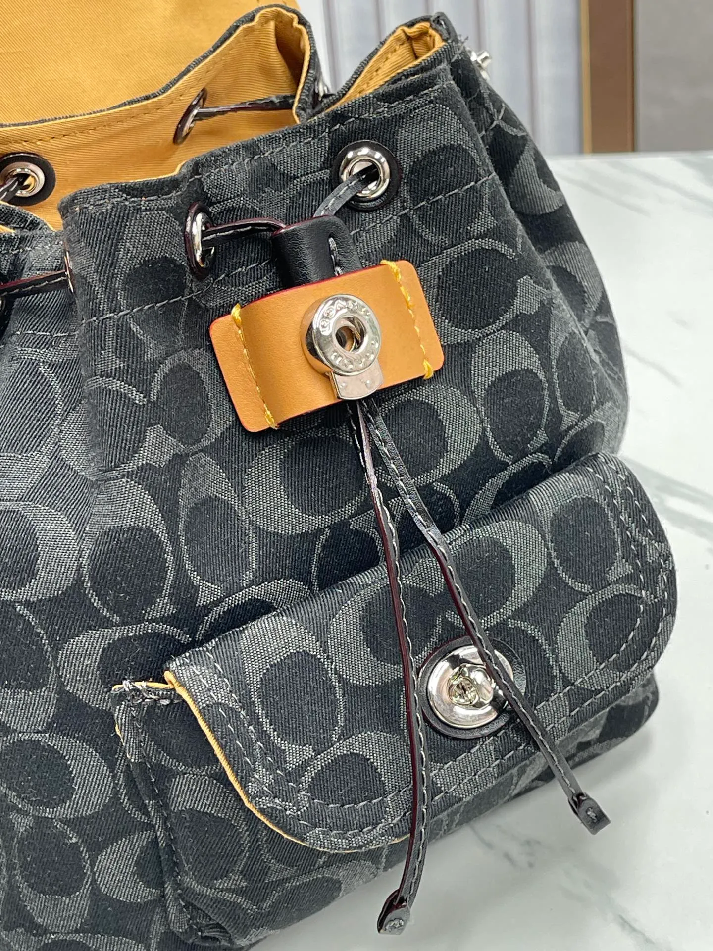Top original order p540💰Coach/Coach new counter model Chambray denim series model CJ833 Riya Backpacks mini backpack Adjustable shoulders + suitcase-style handle Drawstring with lock to ensure safety Chambray denim small shoulders full of energy exuding a carefree and optimistic atmosphere Spring brings recovery to all things Wear with hope too Versatile for daily use Canvas presbyopia logo Practical and durable The contrasting colors are very eye-catching. It’s a good time for traveling. The backpack is a very nice choice~ It’s not too beautiful to take pictures~ Size: 22*23*12