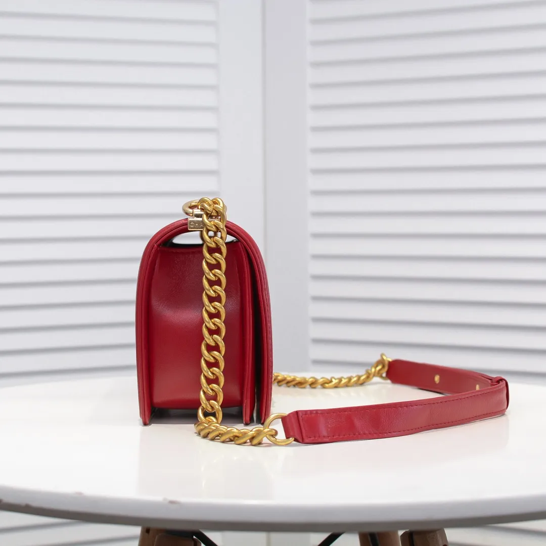 💰420￥ (Full sheepskin with original hardware) [Smile] Chanel Chanel 👑 Lambskin [Lightning] Thickened electroplated hardware accessories 🌈 The workmanship is comparable to the original order 💪 The bottom can be pinched and rebounded without trace, absolutely spot-on and real-life, fashionable and durable 💪💪 High-end quality, no pressure in and out of the drill cabinet 💏, size 25*15*8cm, style number: 67086 gold slip