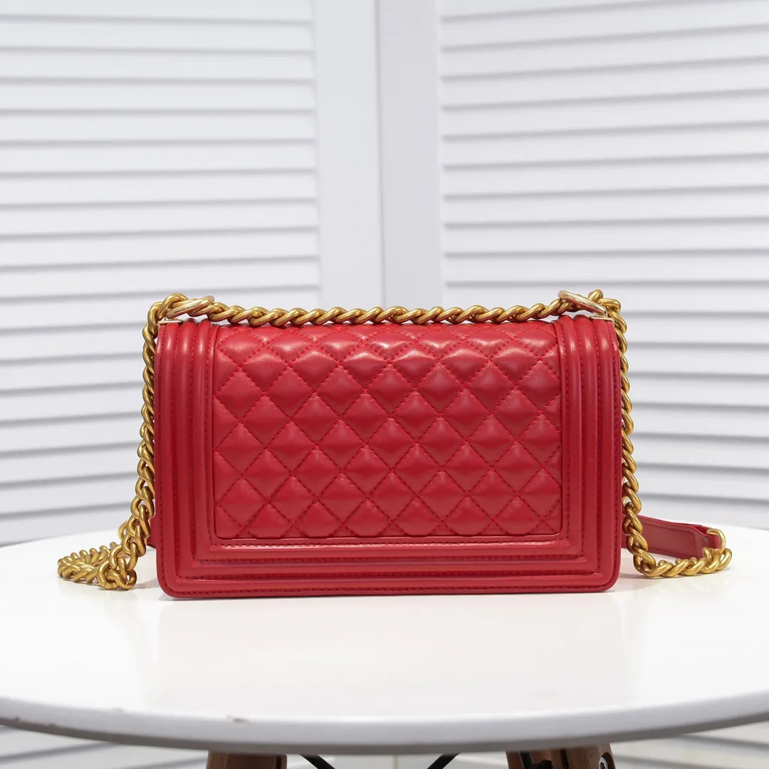 💰420￥ (Full sheepskin with original hardware) [Smile] Chanel Chanel 👑 Lambskin [Lightning] Thickened electroplated hardware accessories 🌈 The workmanship is comparable to the original order 💪 The bottom can be pinched and rebounded without trace, absolutely spot-on and real-life, fashionable and durable 💪💪 High-end quality, no pressure in and out of the drill cabinet 💏, size 25*15*8cm, style number: 67086 gold slip
