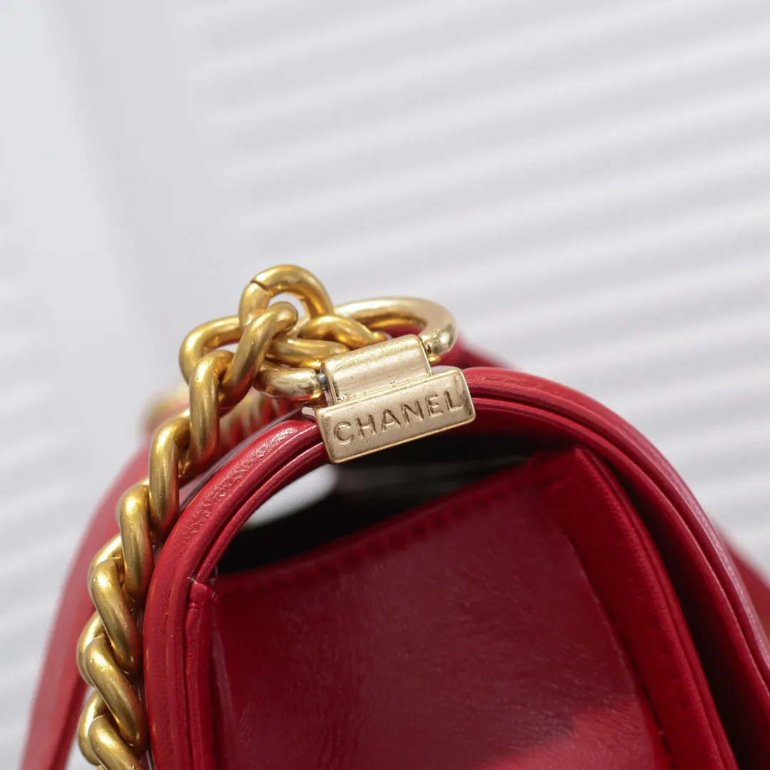 💰420￥ (Full sheepskin with original hardware) [Smile] Chanel Chanel 👑 Lambskin [Lightning] Thickened electroplated hardware accessories 🌈 The workmanship is comparable to the original order 💪 The bottom can be pinched and rebounded without trace, absolutely spot-on and real-life, fashionable and durable 💪💪 High-end quality, no pressure in and out of the drill cabinet 💏, size 25*15*8cm, style number: 67086 gold slip