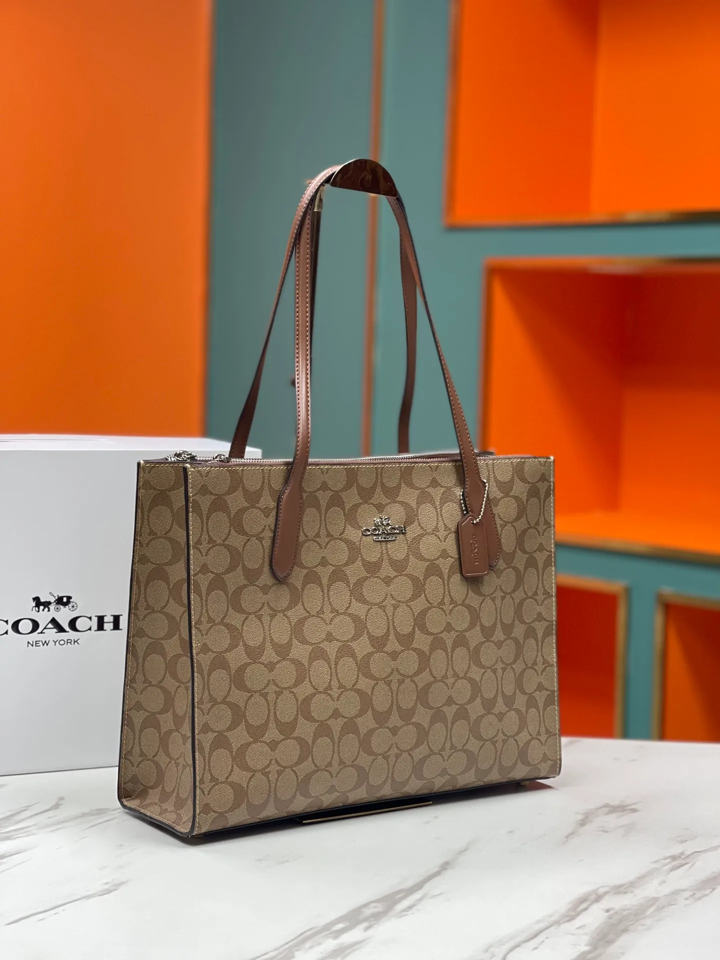 Batch 480💰COACH/Coach new model | August new product CL399. CL654Nina tote bag classic presbyopia commuting bag is suitable for Jimei commuting in the office. It is very versatile and classic. It has a large capacity and can easily accommodate all office needs. The canvas coating is scratch-resistant and wear-resistant, so you are not afraid of being easily injured! Two of the other three compartments have zippers, which facilitates the storage of items while ensuring safety. It is a truly practical tote. Size 36/28/8