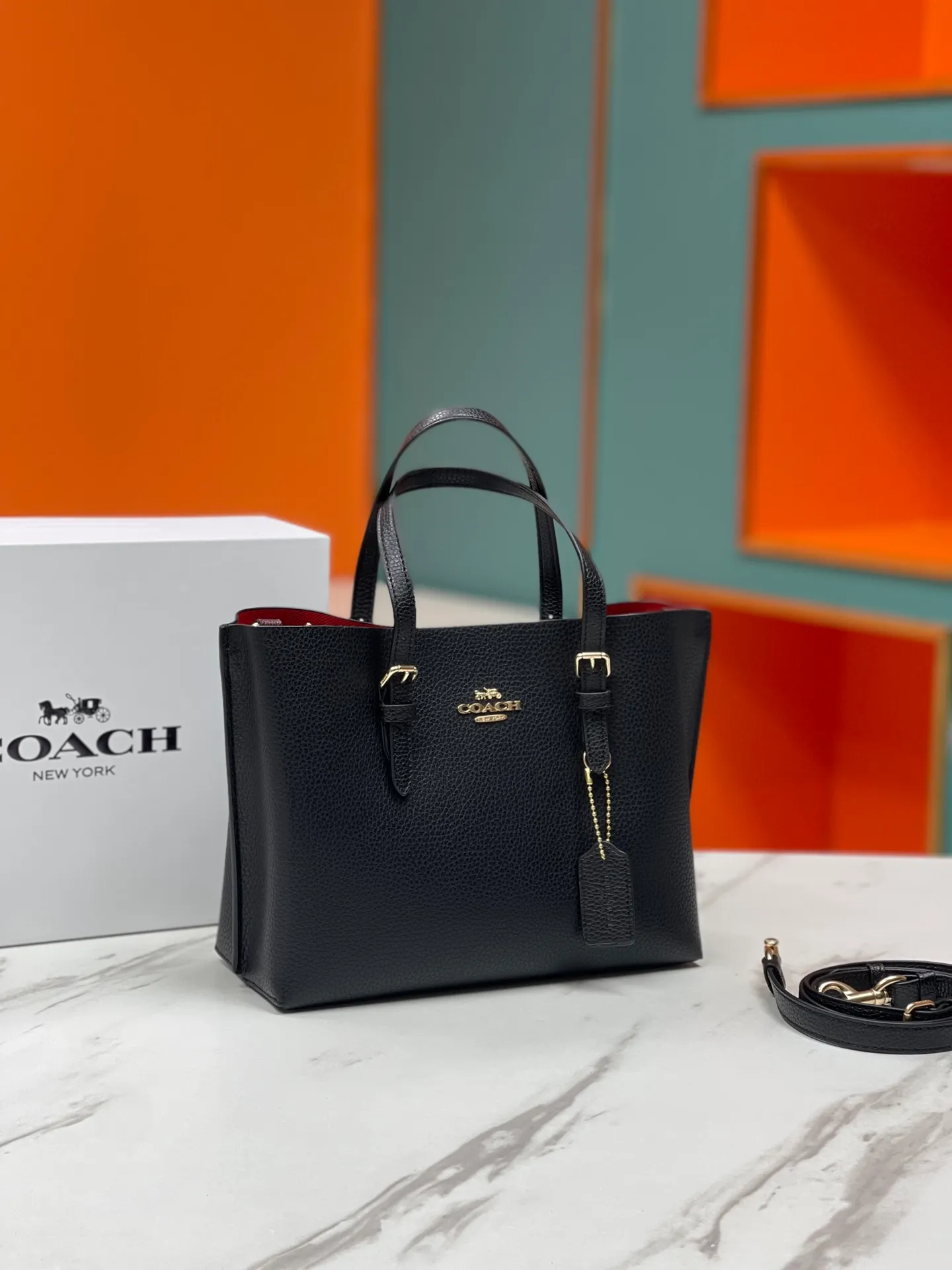 Batch 400💰coach/Coach new model number: C4084 new [Mollie Tote 25] small size tote. But there is no shortage of compartments. The material is classic and durable. There are many ways to match it. It can be carried by hand, on the shoulder, or cross-body. Another popular style. Little sisters, get it now! New colors are being unlocked ~ Size: 25*19*11,
