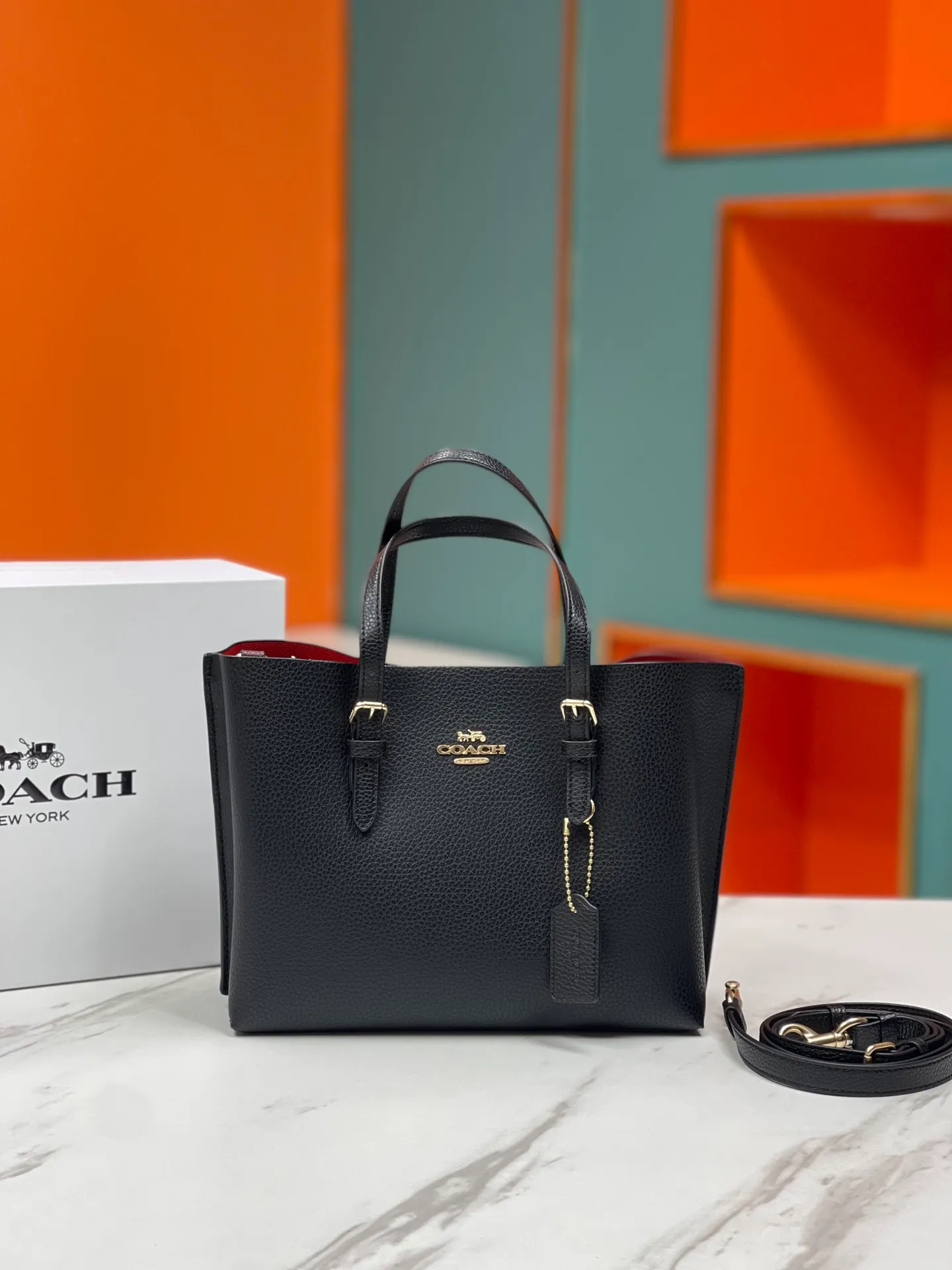 Batch 400💰coach/Coach new model number: C4084 new [Mollie Tote 25] small size tote. But there is no shortage of compartments. The material is classic and durable. There are many ways to match it. It can be carried by hand, on the shoulder, or cross-body. Another popular style. Little sisters, get it now! New colors are being unlocked ~ Size: 25*19*11,