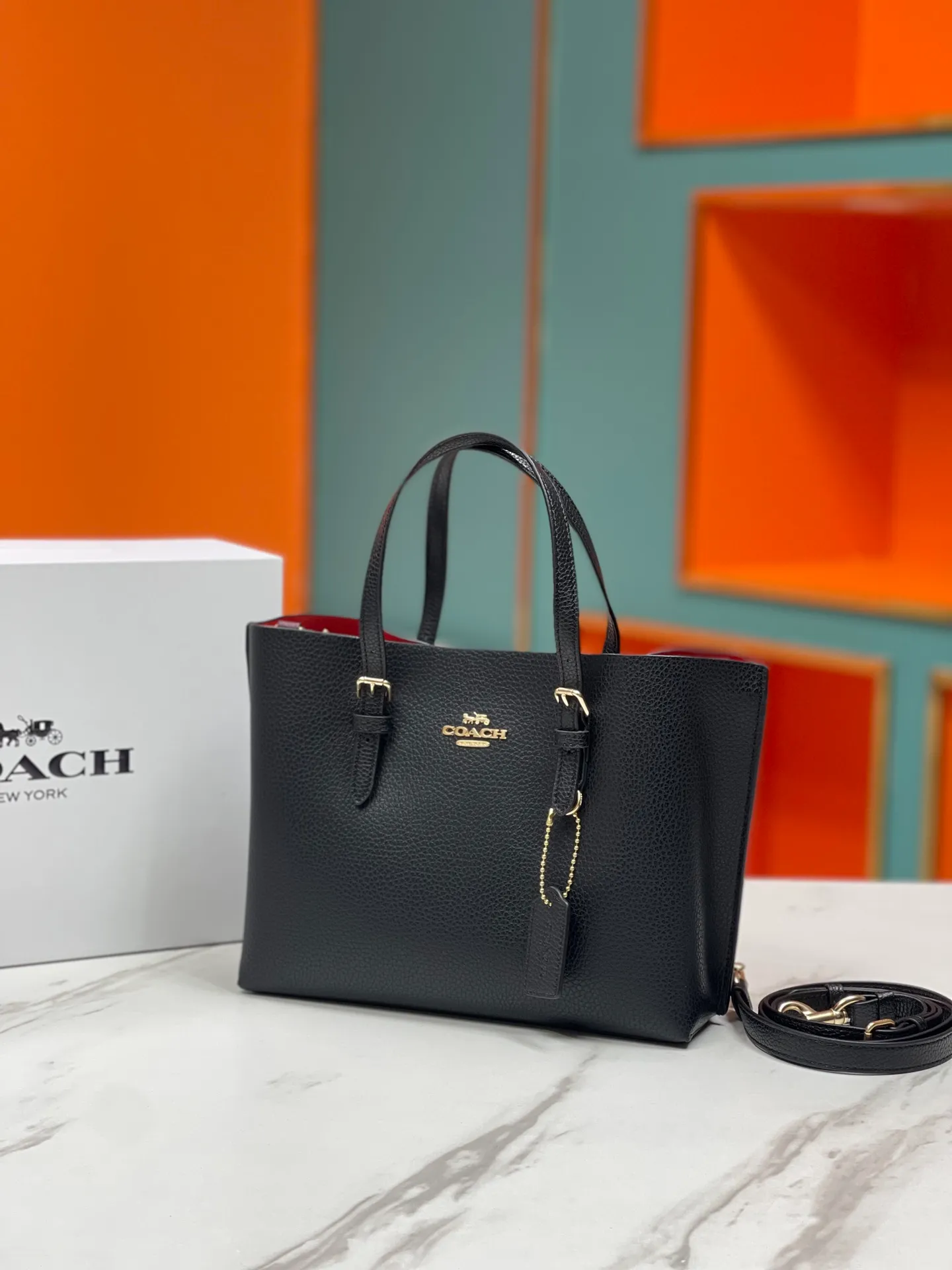 Batch 400💰coach/Coach new model number: C4084 new [Mollie Tote 25] small size tote. But there is no shortage of compartments. The material is classic and durable. There are many ways to match it. It can be carried by hand, on the shoulder, or cross-body. Another popular style. Little sisters, get it now! New colors are being unlocked ~ Size: 25*19*11,