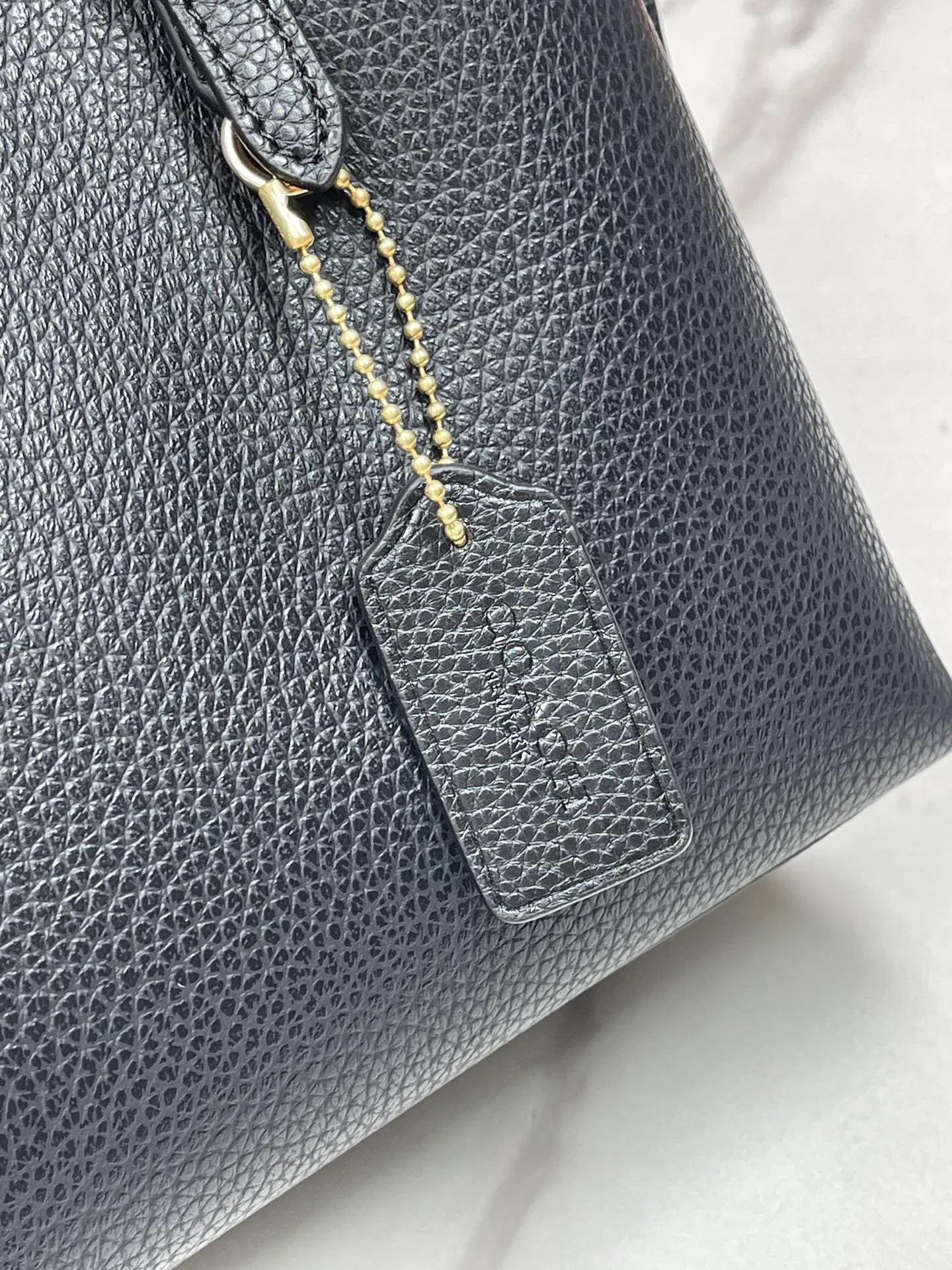 Batch 400💰coach/Coach new model number: C4084 new [Mollie Tote 25] small size tote. But there is no shortage of compartments. The material is classic and durable. There are many ways to match it. It can be carried by hand, on the shoulder, or cross-body. Another popular style. Little sisters, get it now! New colors are being unlocked ~ Size: 25*19*11,