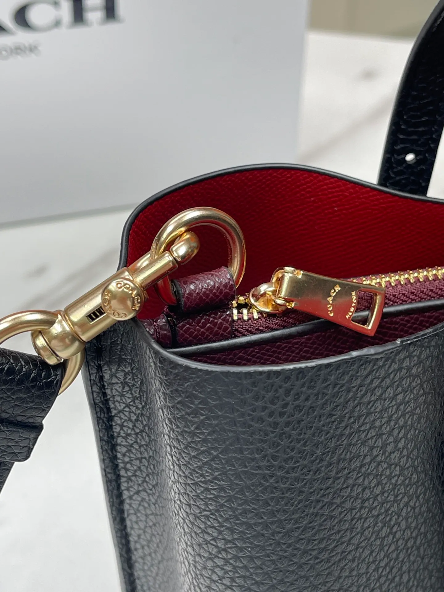 Batch 400💰coach/Coach new model number: C4084 new [Mollie Tote 25] small size tote. But there is no shortage of compartments. The material is classic and durable. There are many ways to match it. It can be carried by hand, on the shoulder, or cross-body. Another popular style. Little sisters, get it now! New colors are being unlocked ~ Size: 25*19*11,