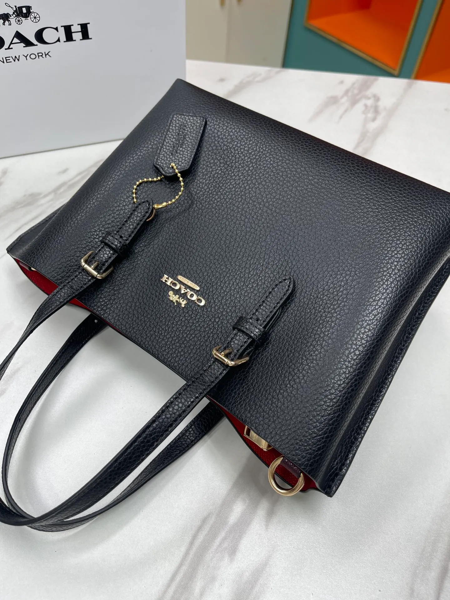 Batch 400💰coach/Coach new model number: C4084 new [Mollie Tote 25] small size tote. But there is no shortage of compartments. The material is classic and durable. There are many ways to match it. It can be carried by hand, on the shoulder, or cross-body. Another popular style. Little sisters, get it now! New colors are being unlocked ~ Size: 25*19*11,